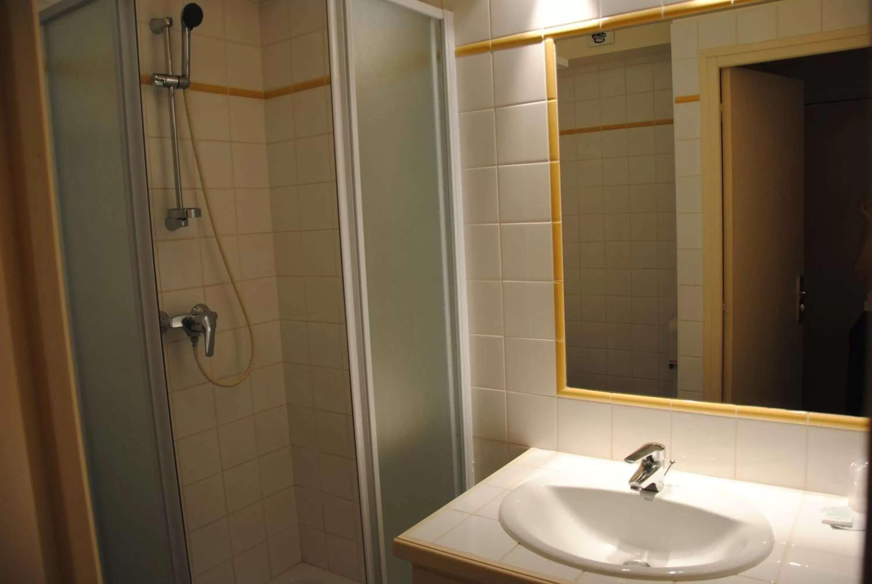 Shower, Bathroom in LOGIS Hôtel Bel Horizon