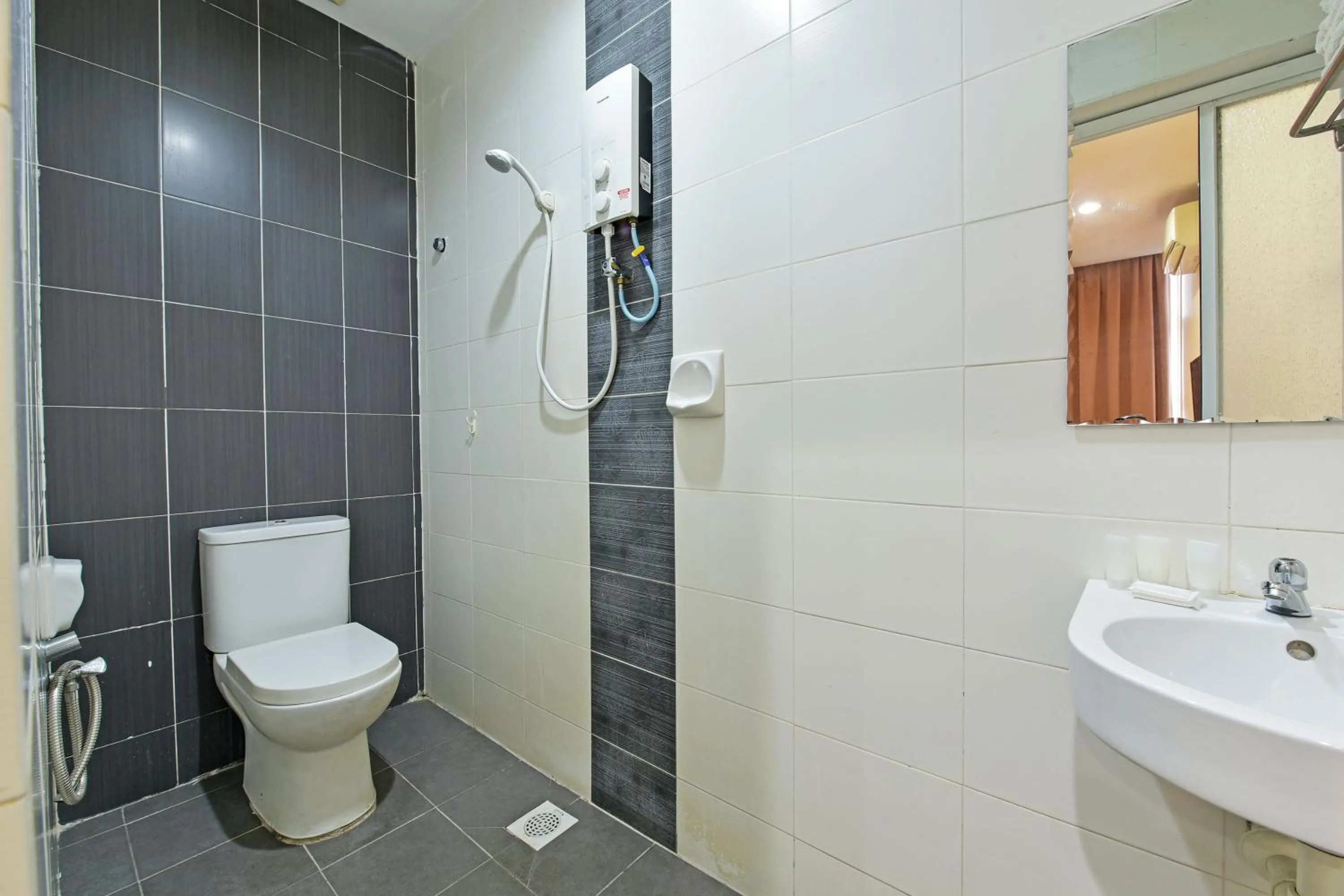 Bathroom in OYO 90853 New Soho Hotel