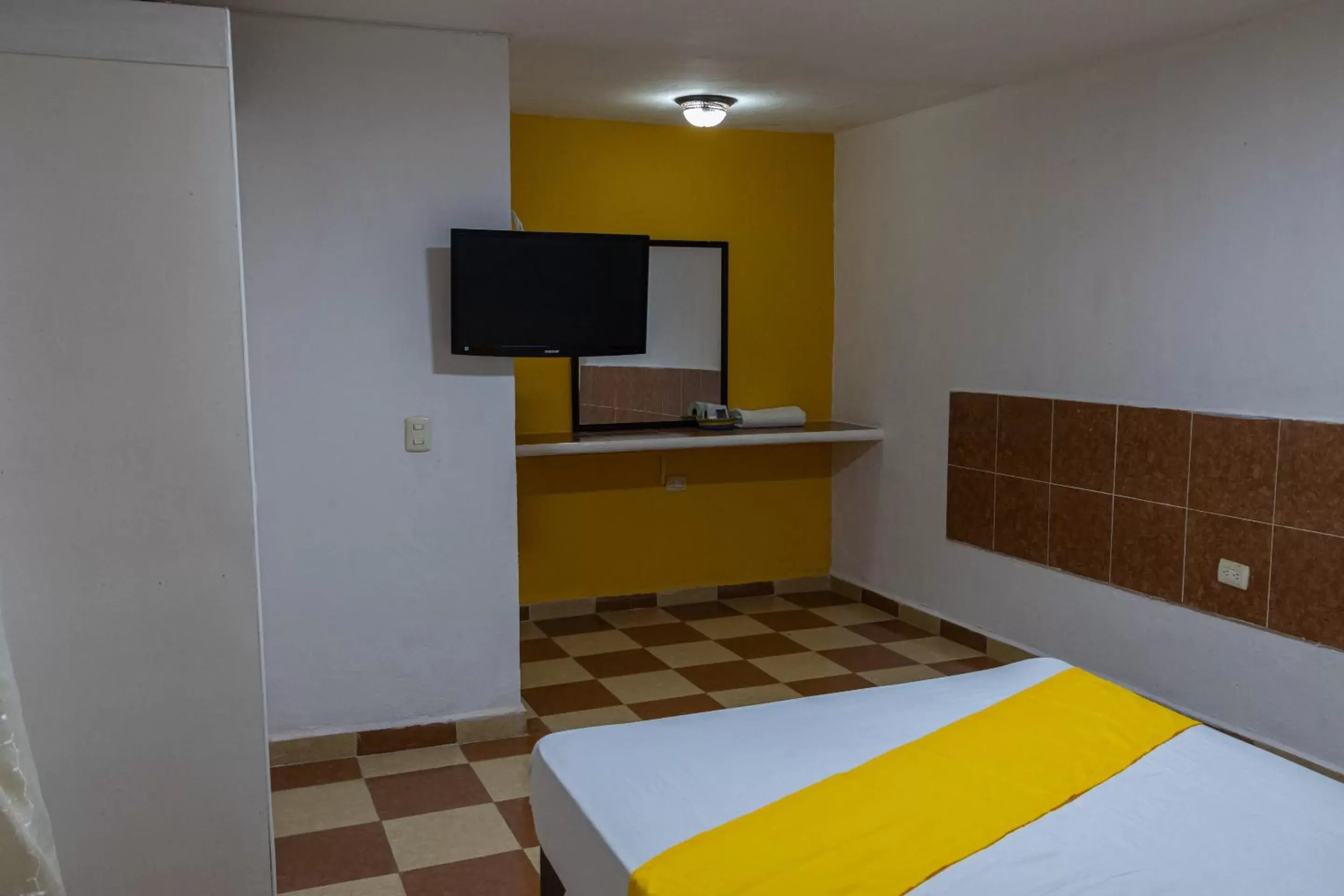 Bedroom, TV/Entertainment Center in OYO Hotel Marías,Aeropuerto Internacional de Chetumal