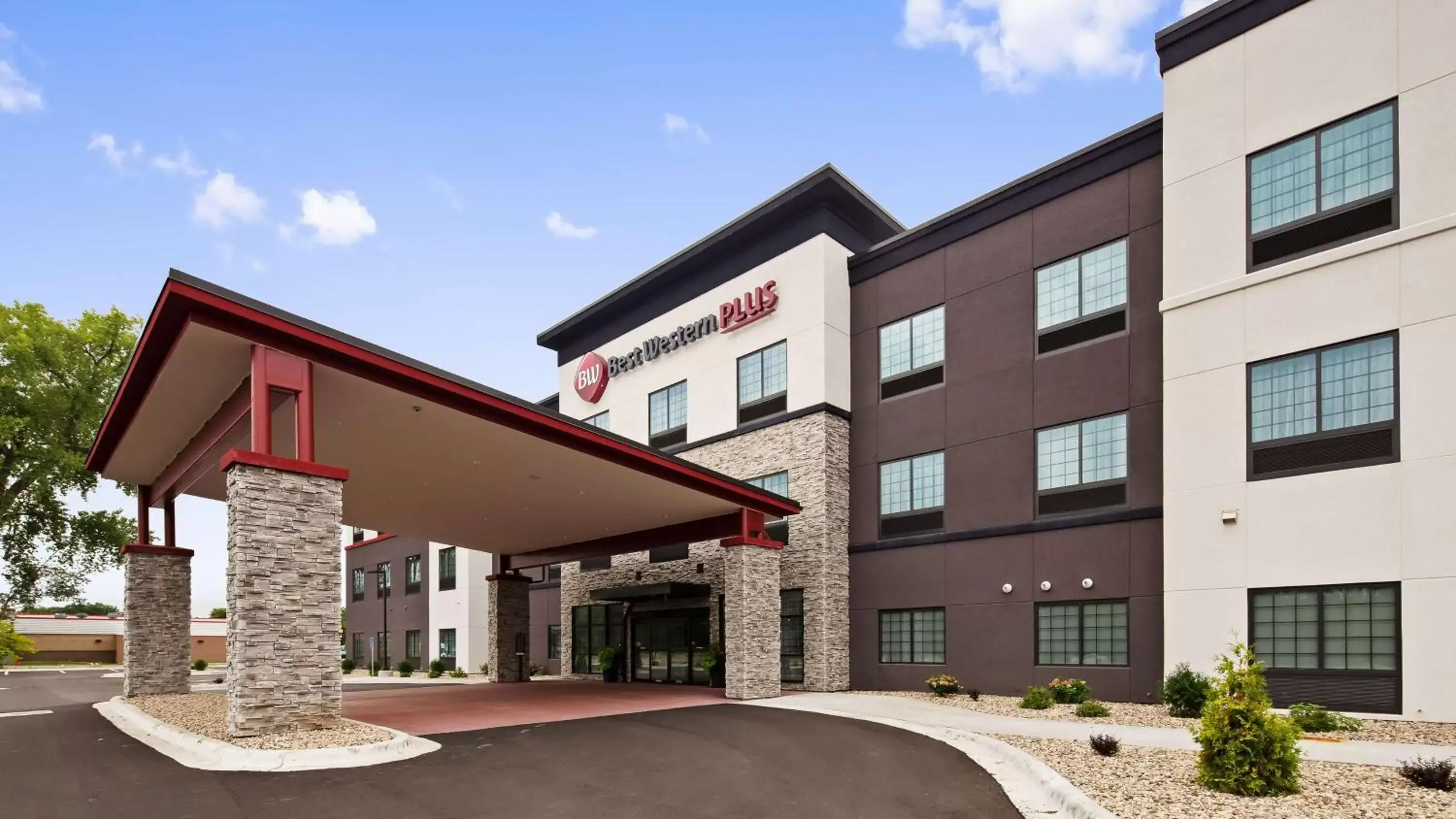 Property building in Best Western Plus Saint Peter Property building in Best Western Plus Saint Peter