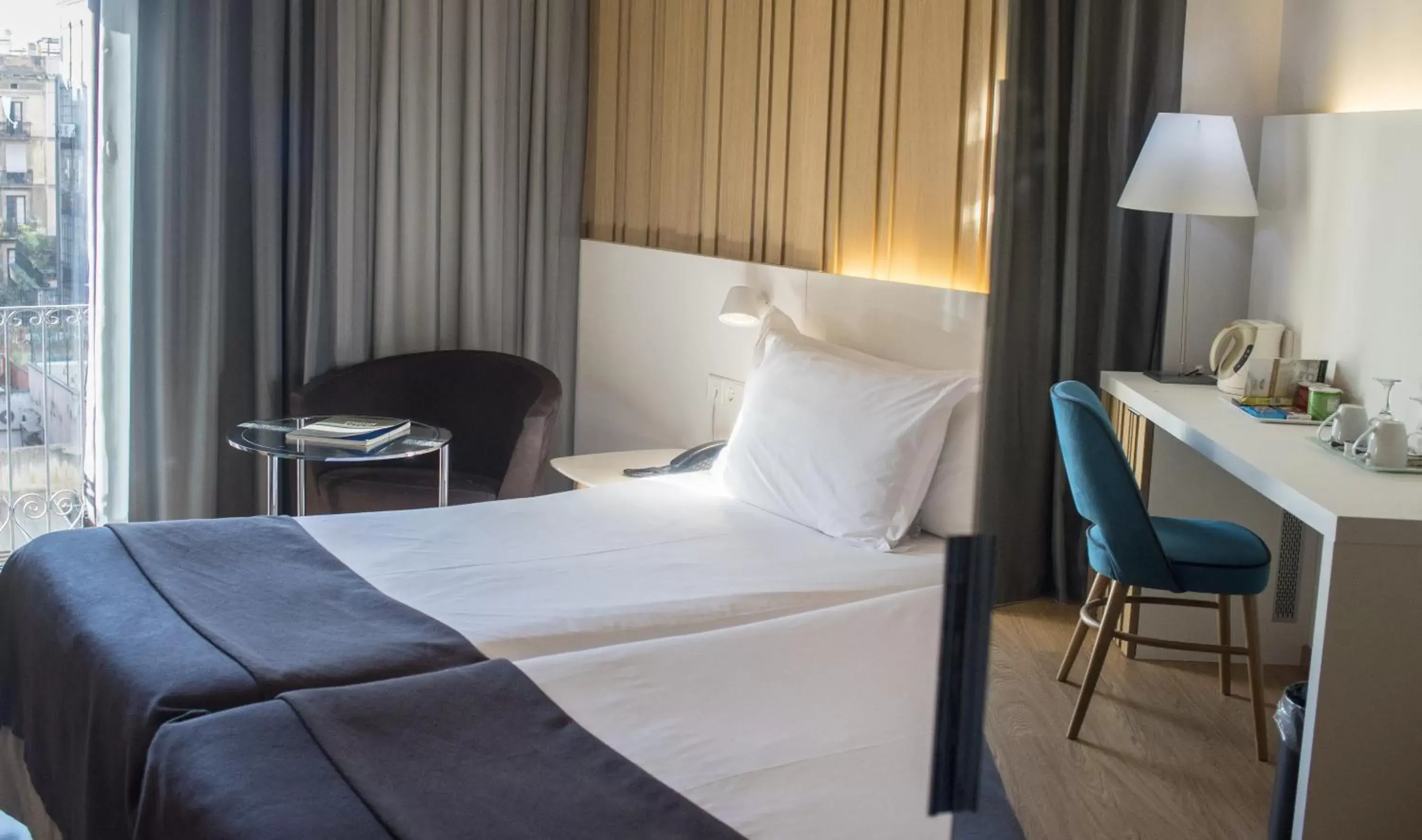 Photo of the whole room, Bed in Silken Ramblas