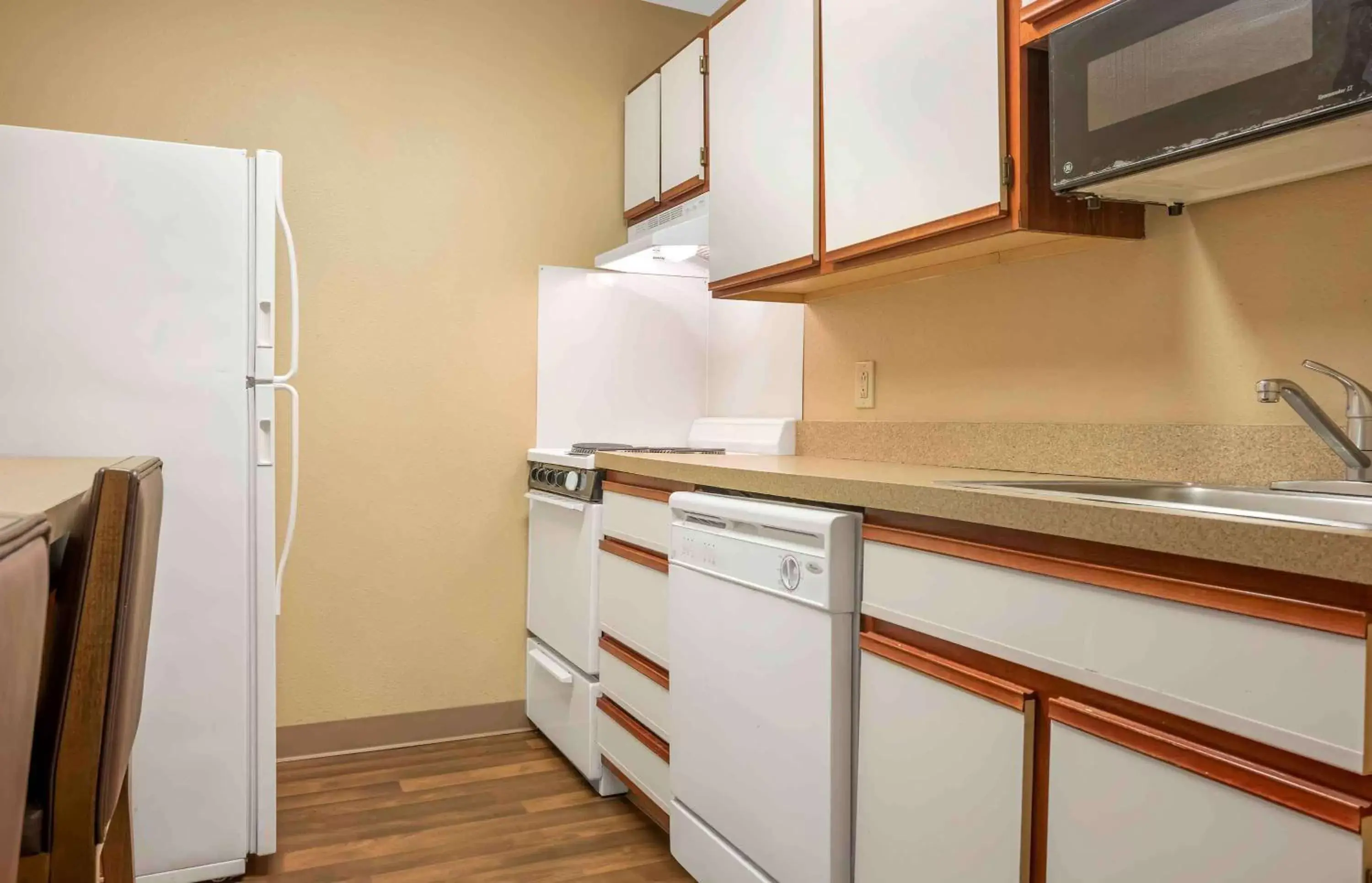 Bedroom, Kitchen/Kitchenette in Extended Stay America Suites - Pittsburgh - Airport