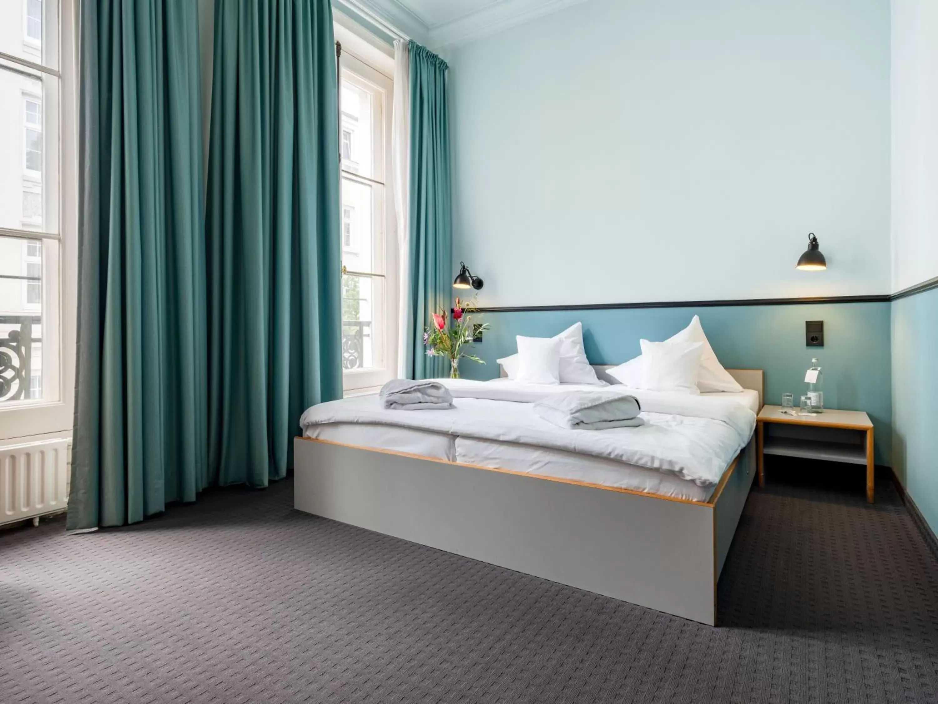 Bed in Aussen Alster Hotel