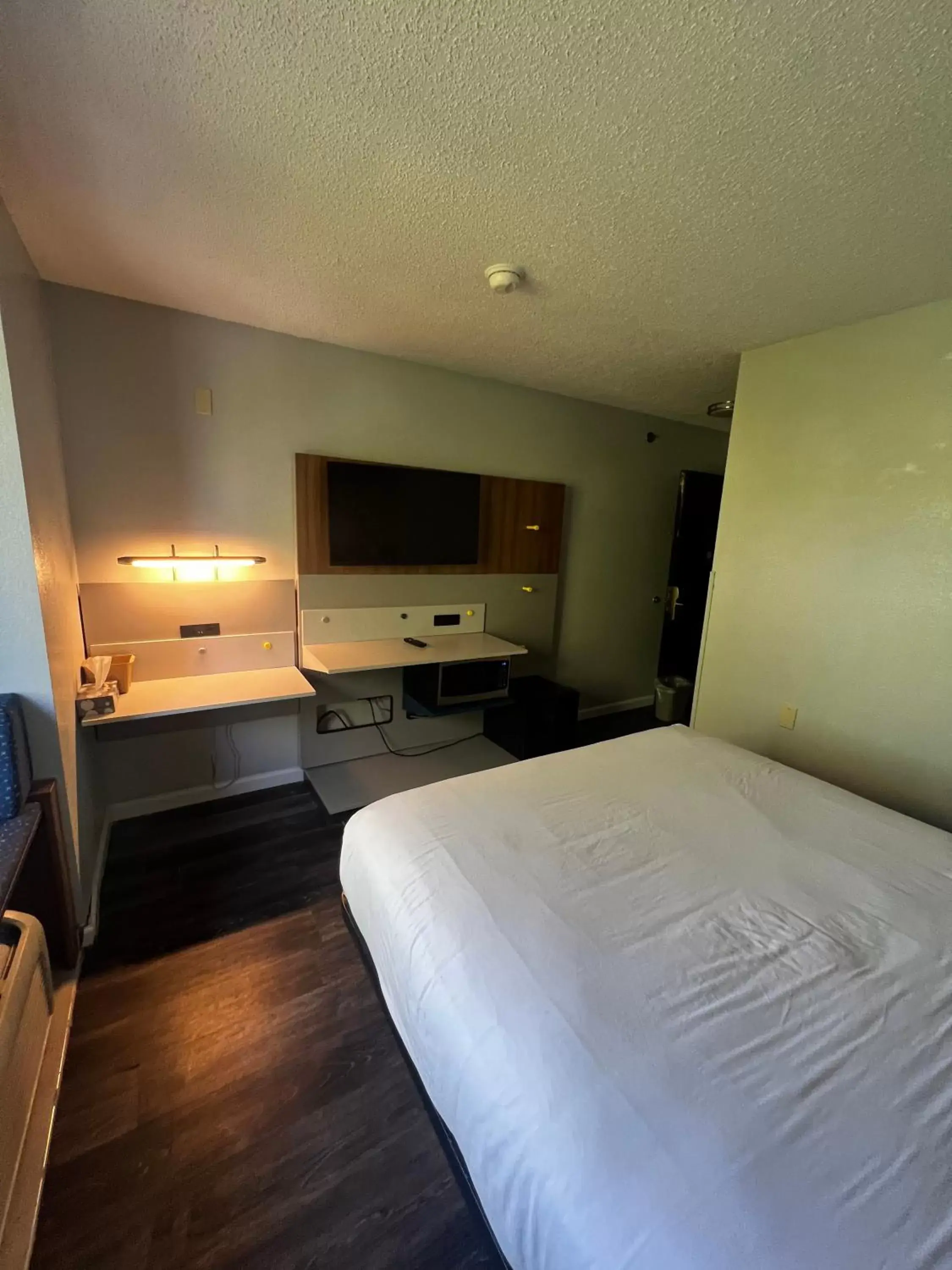 Bed in Microtel Inn by Wyndham Atlanta Airport