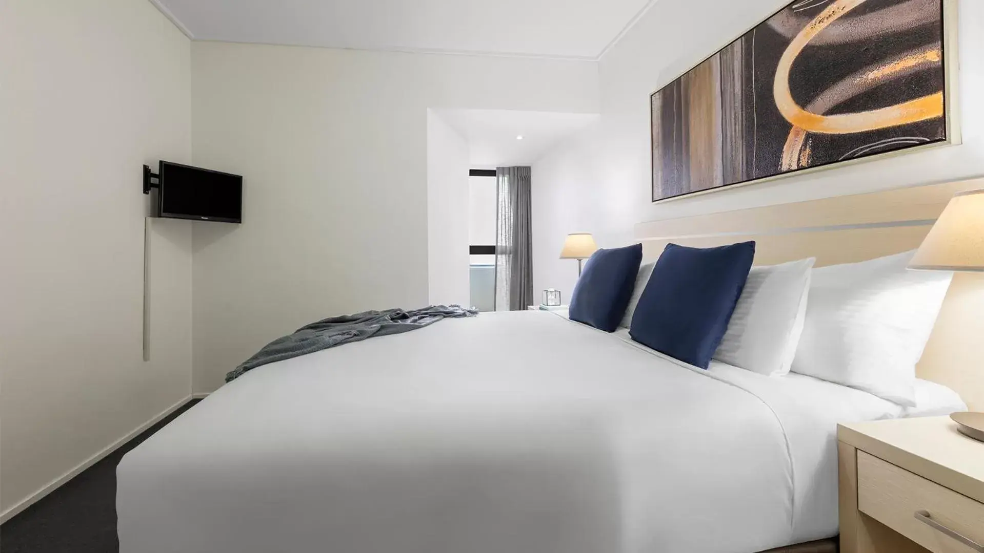 Bed in Oaks Brisbane Aurora Suites