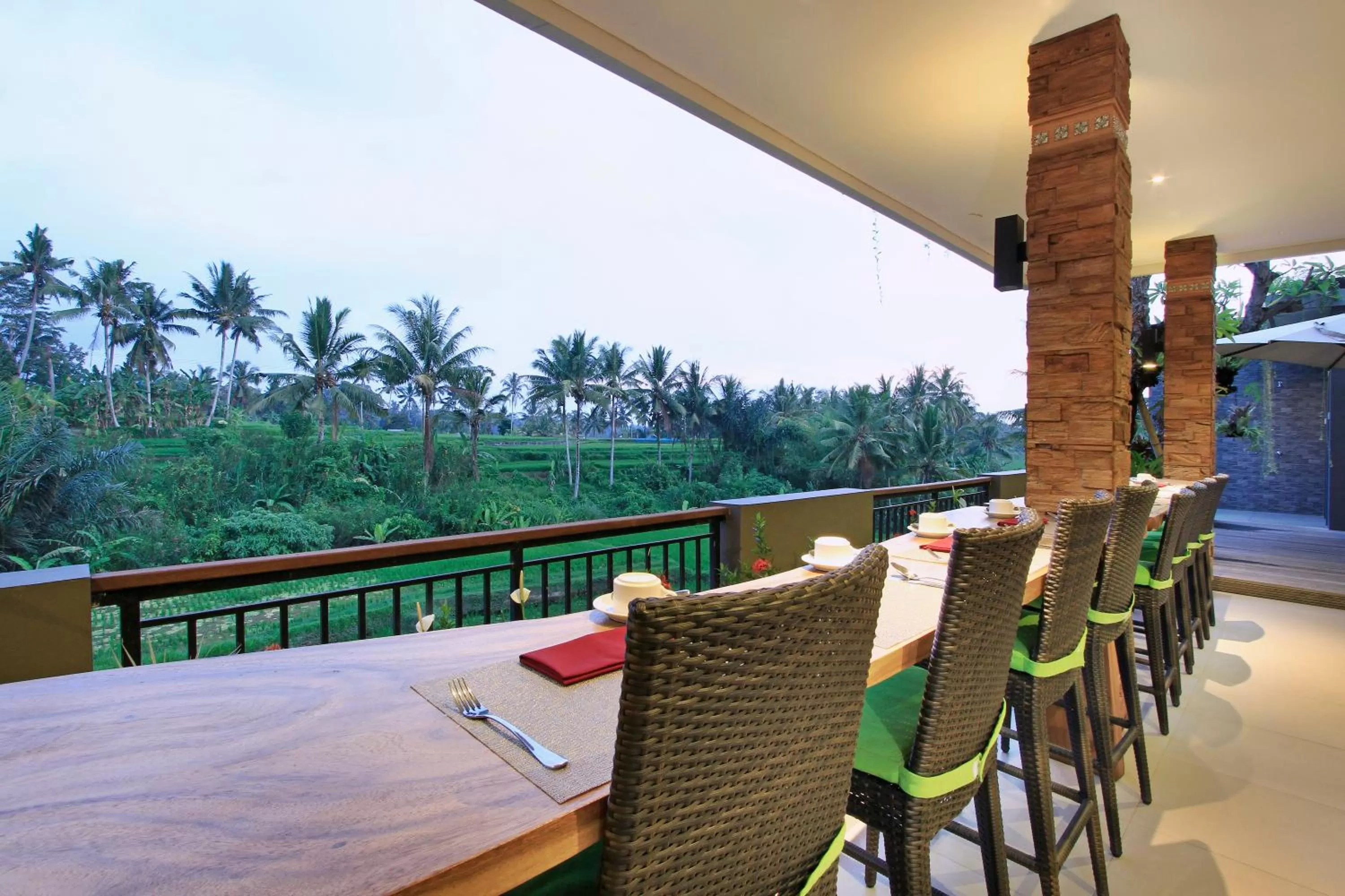 Restaurant/places to eat in Puri Padma Hotel