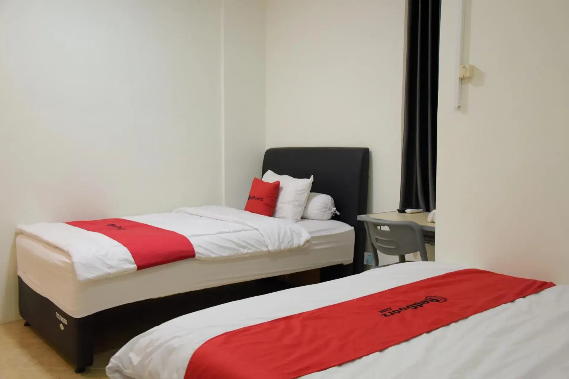 Bedroom, Bed in RedDoorz near GOR Satria Purwokerto Bedroom, Bed in RedDoorz near GOR Satria Purwokerto