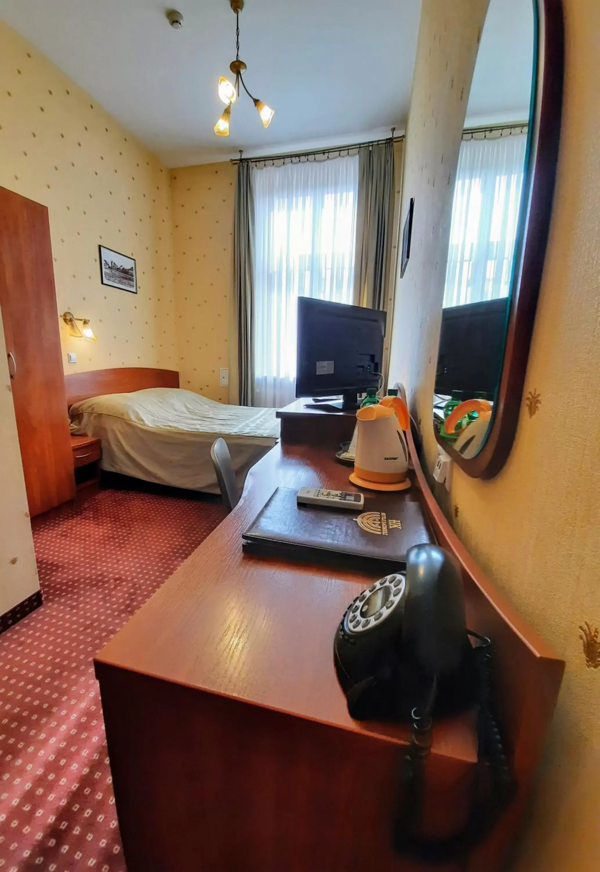 Bed, TV/Entertainment Center in Aneks Hotelu Kazimierz
