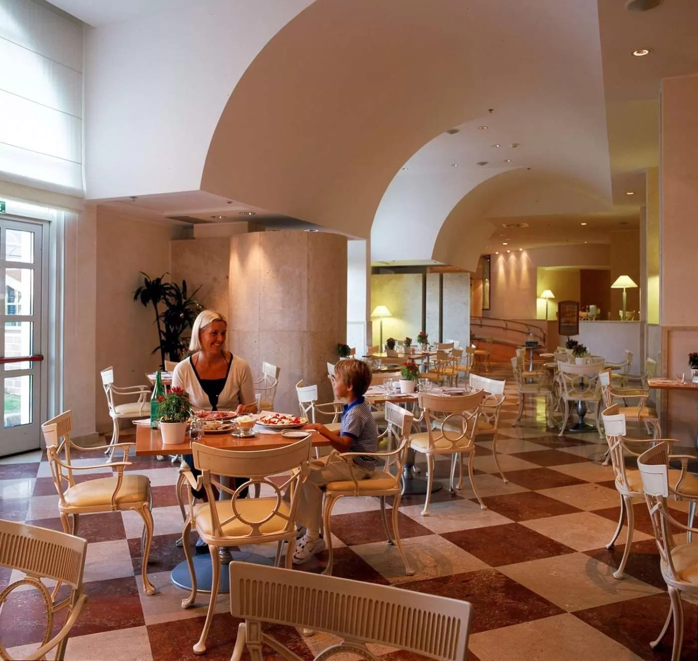 Restaurant/places to eat in Hilton Rome Airport