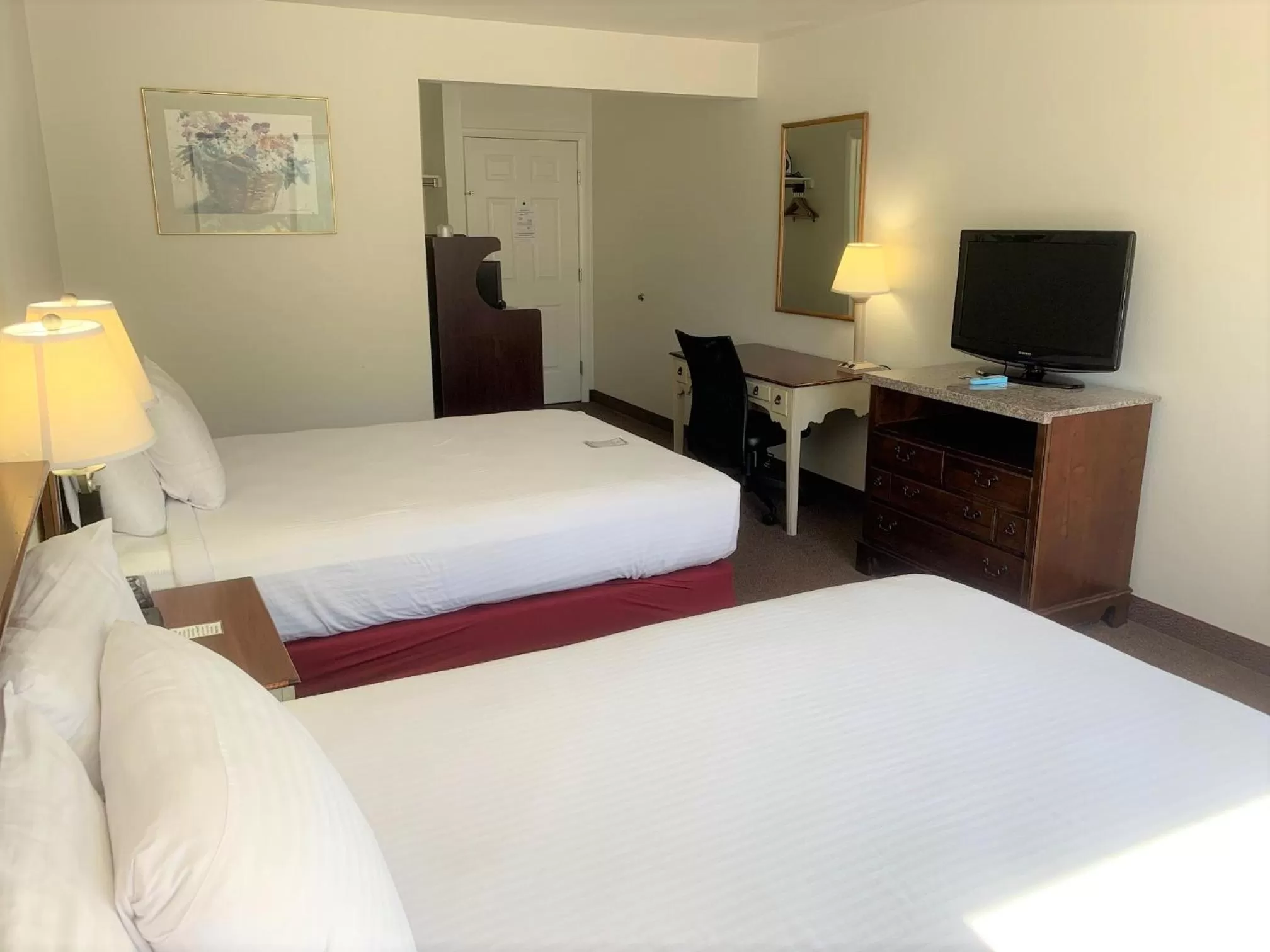 Photo of the whole room, Bed in Days Inn by Wyndham Lake Point