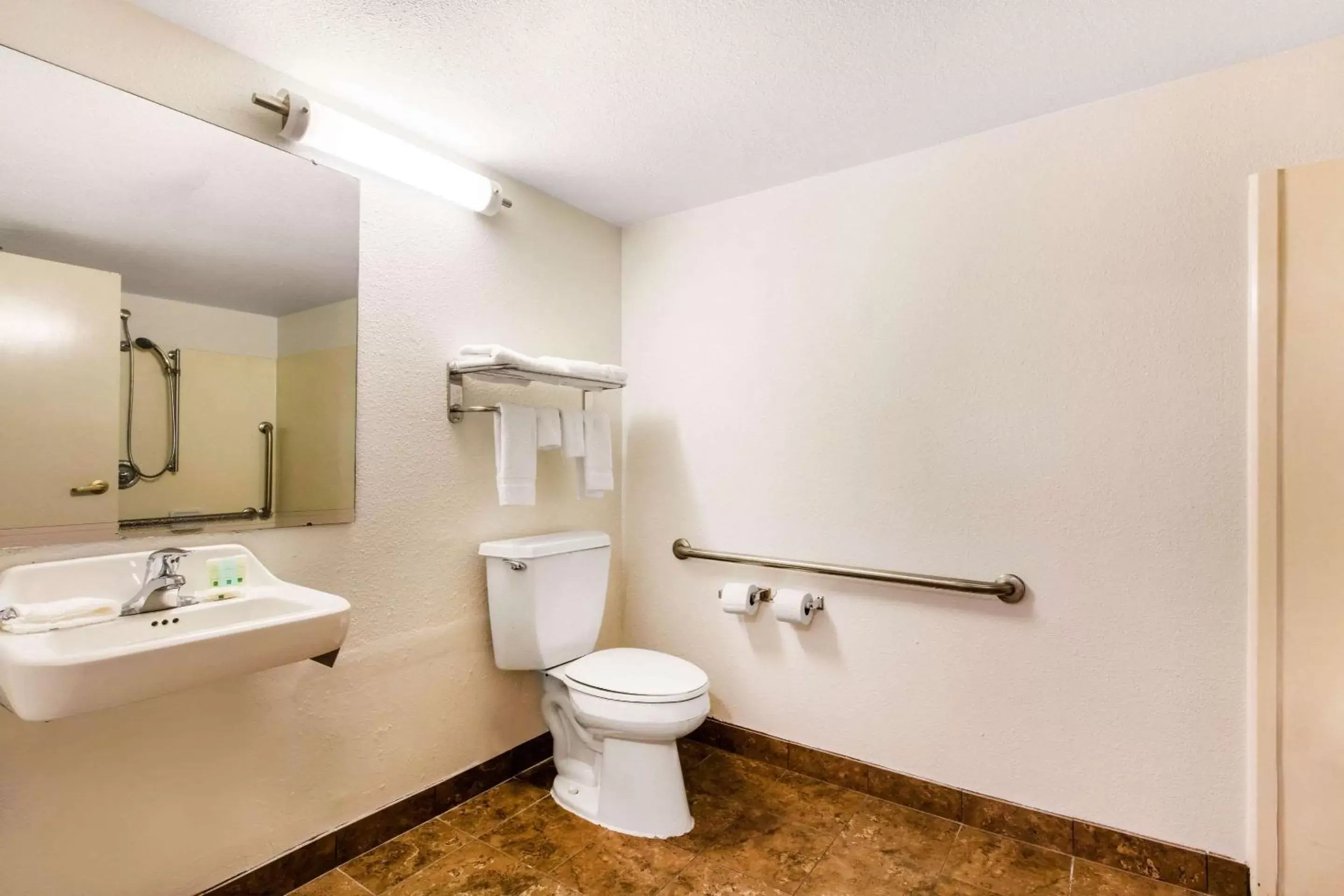 Bathroom in Quality Inn Valley - West Point
