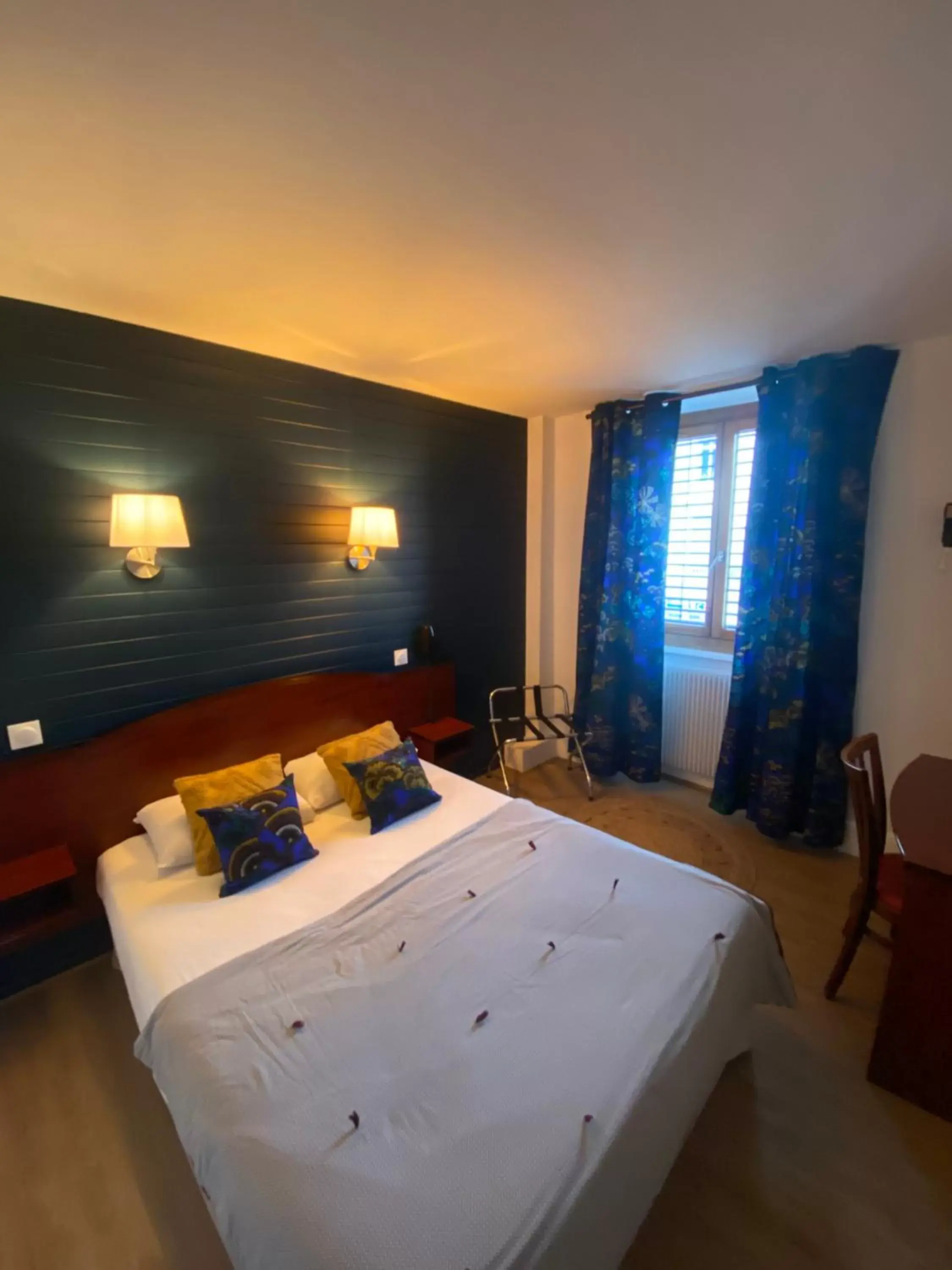 Photo of the whole room, Bed in Grand Hotel De La Poste - Lyon Sud - Vienne