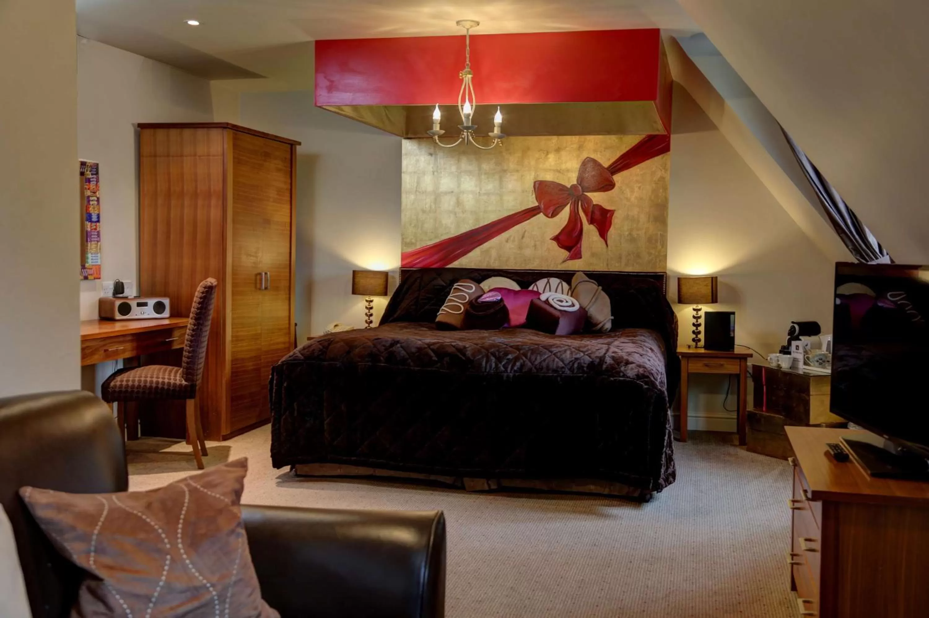 Photo of the whole room, Bed in Three Ways House Hotel