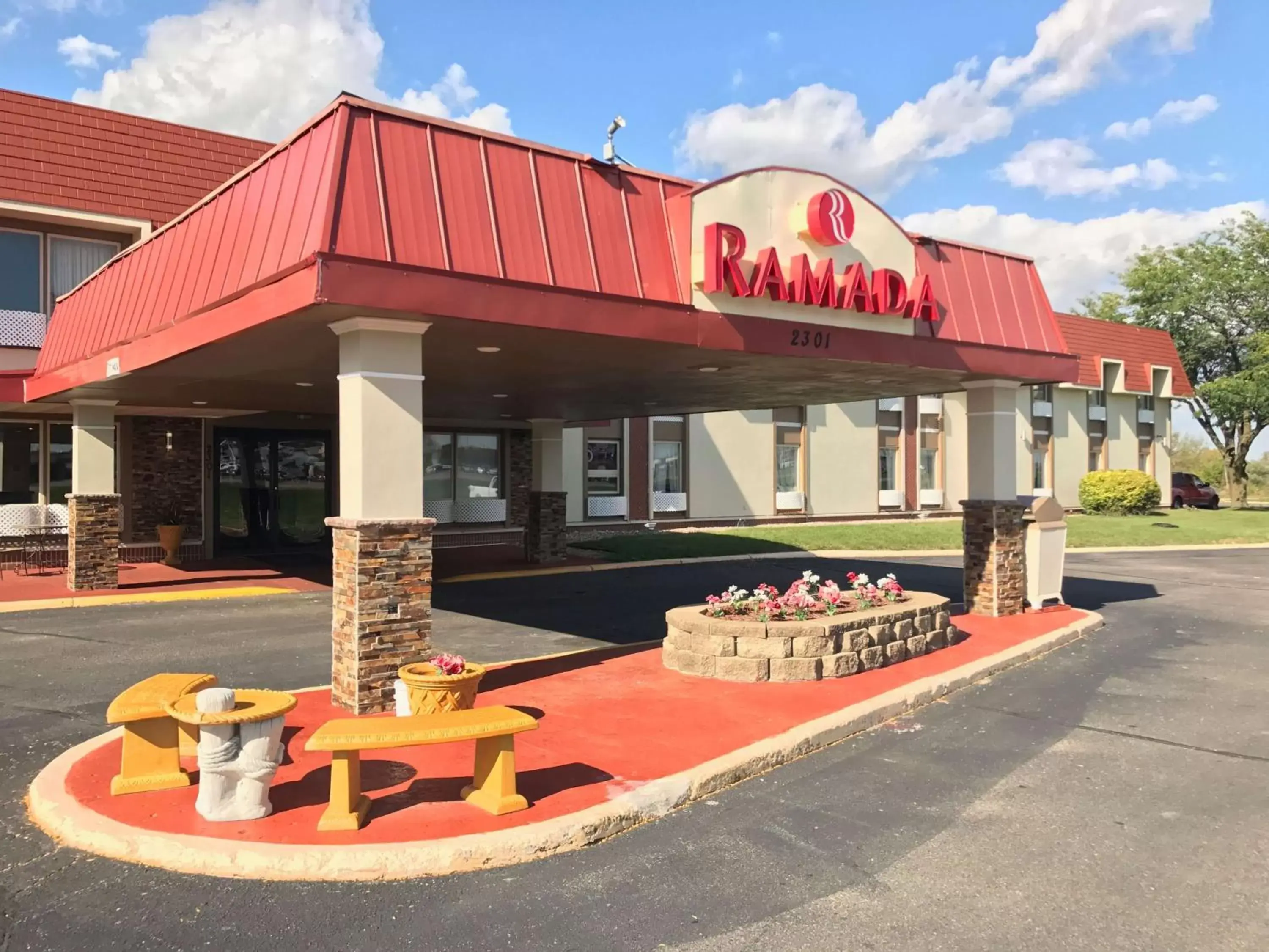 Property building in Ramada by Wyndham Albert Lea Property building in Ramada by Wyndham Albert Lea