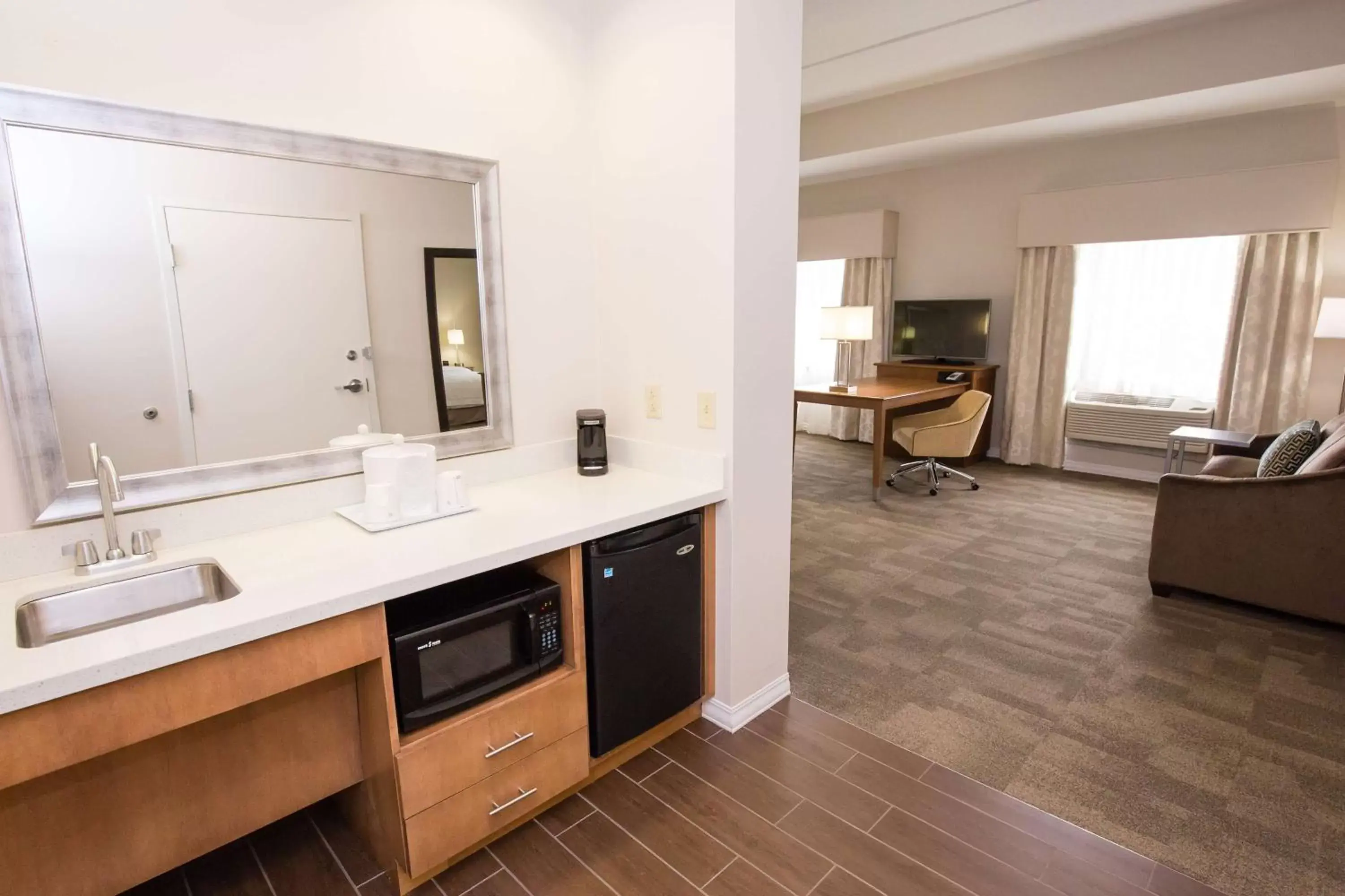 Kitchen or kitchenette, Bathroom in Hampton Inn & Suites - Pittsburgh/Harmarville, PA