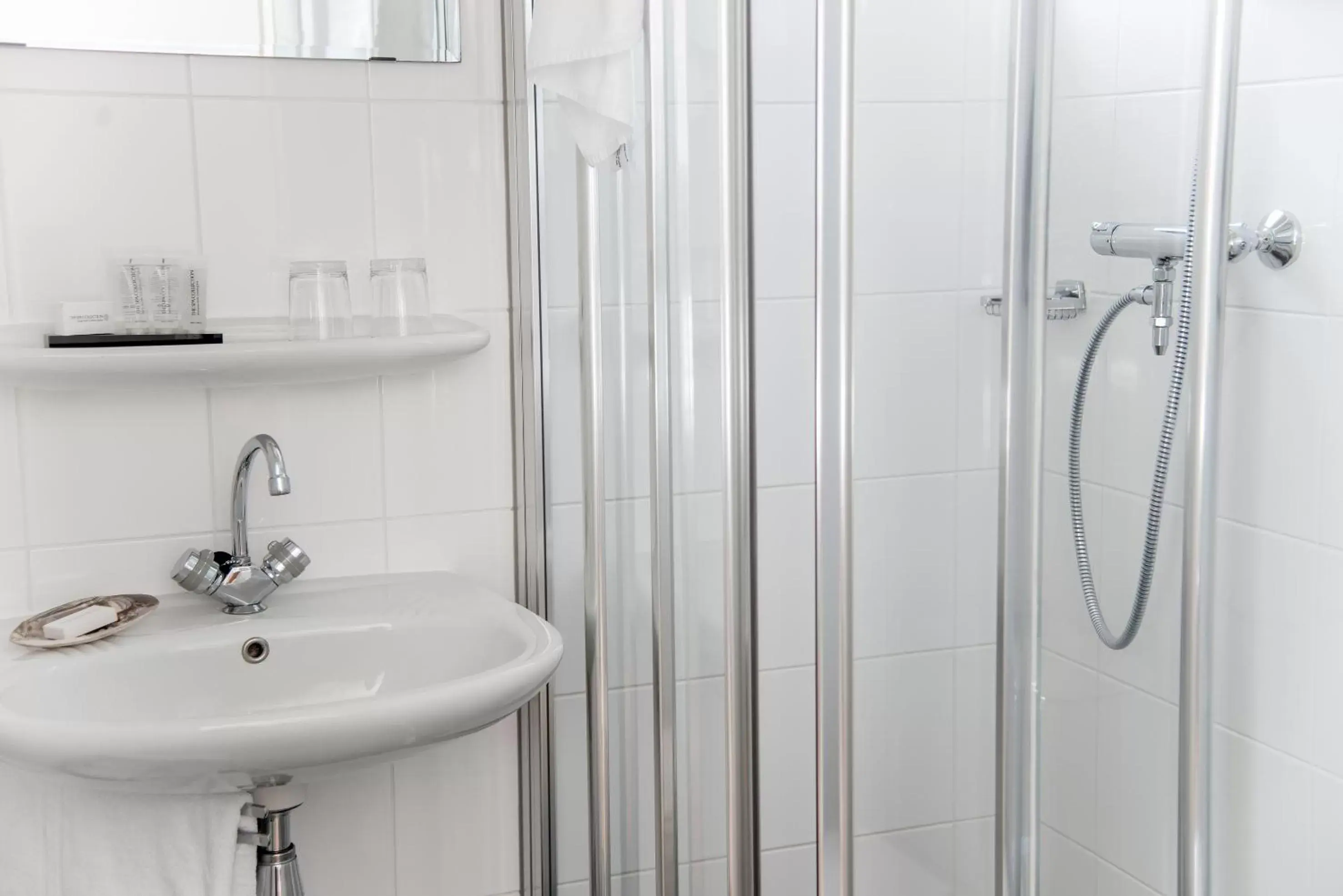 Shower, Bathroom in Hotel Zonne