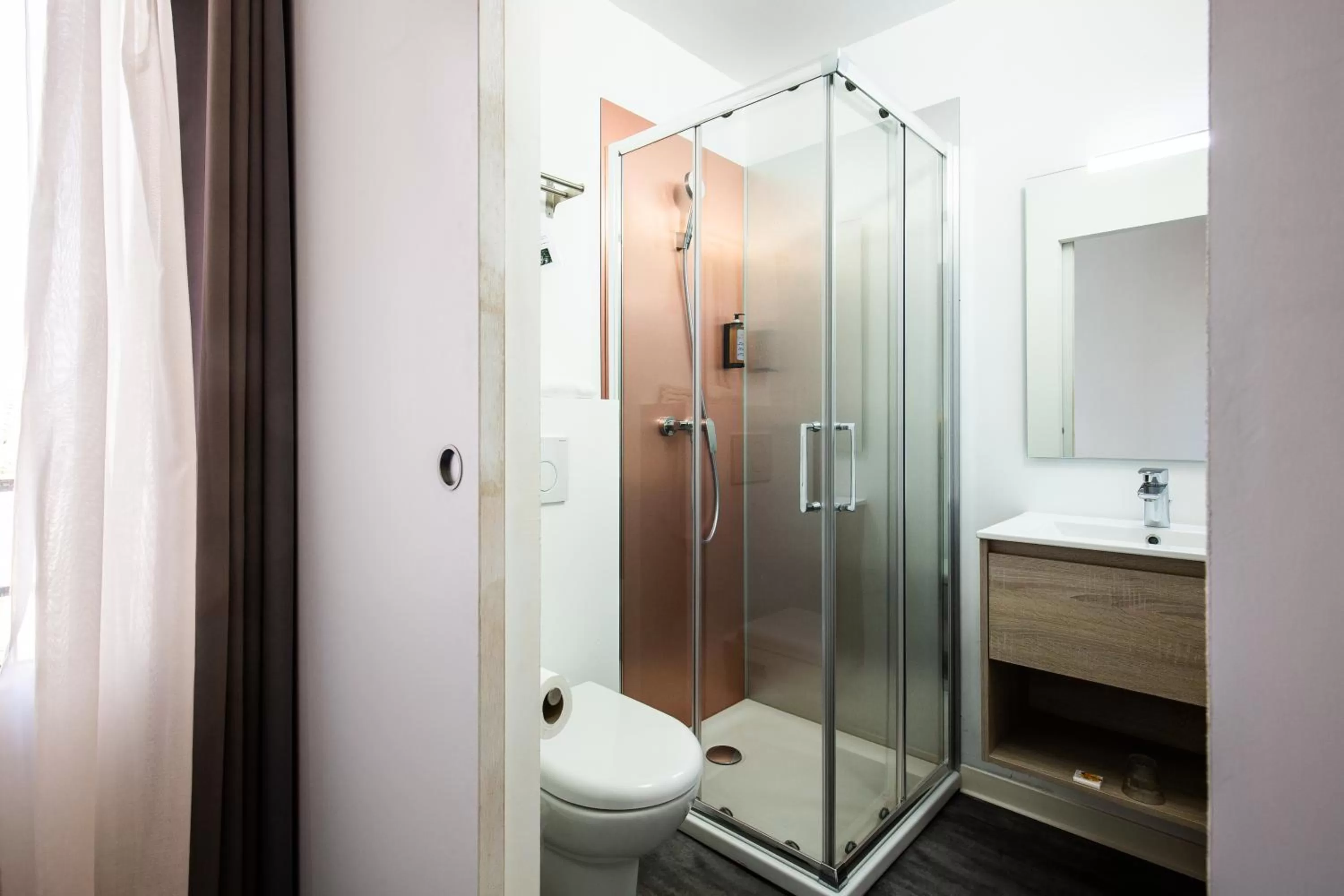 Shower in Hôtel PB - Paris-Barcelone