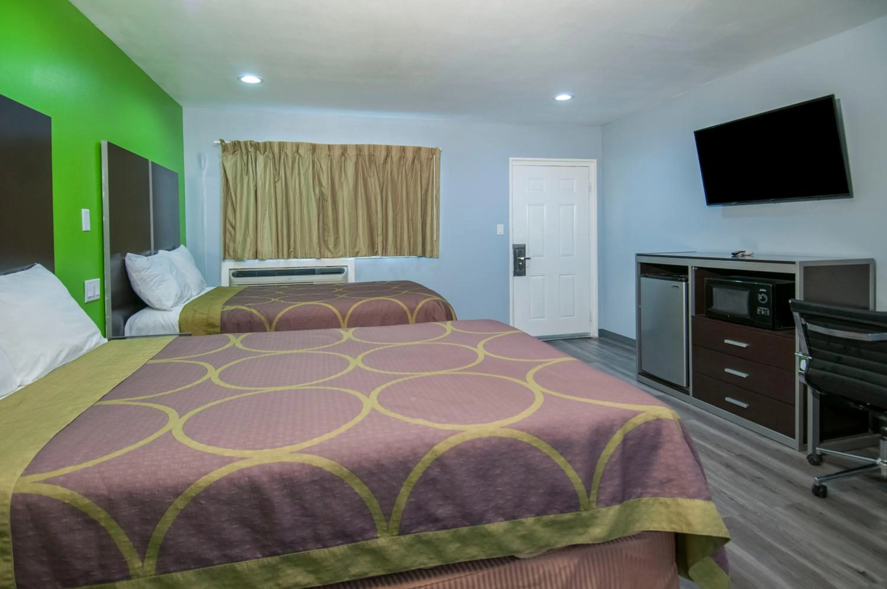 Shower, Bed in Executive Inn Fort Stockton