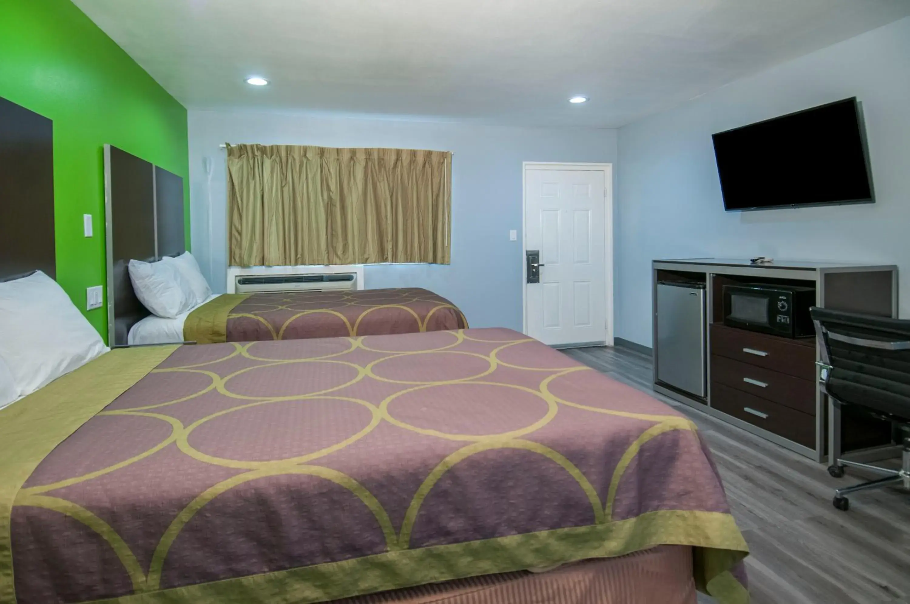 Shower, Bed in Executive Inn Fort Stockton