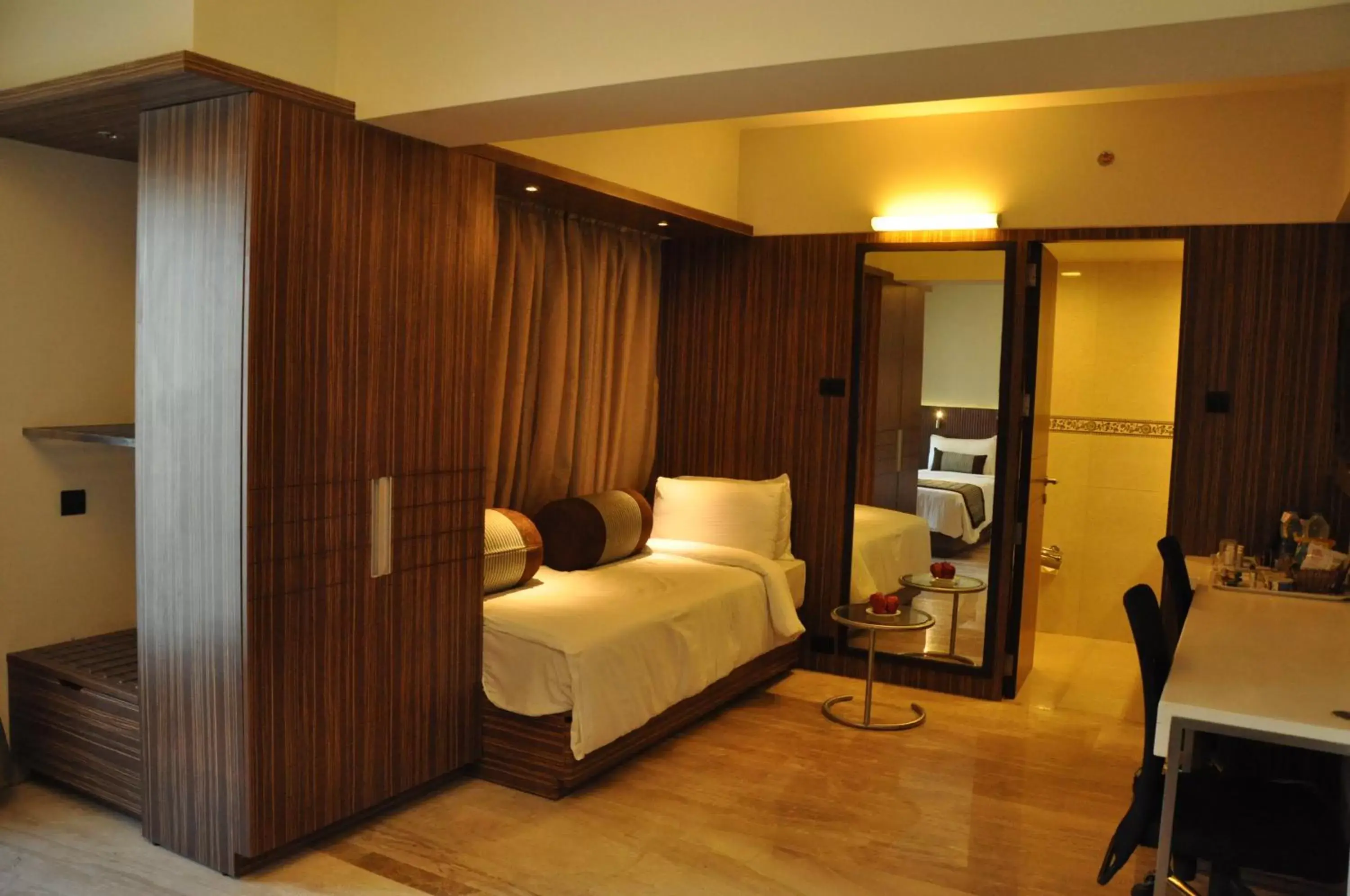 Photo of the whole room, Bed in Residency Sarovar Portico