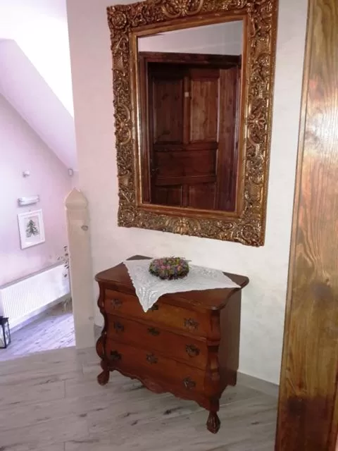 Gościniec Dworski w Ropie - Pokoje gościnne