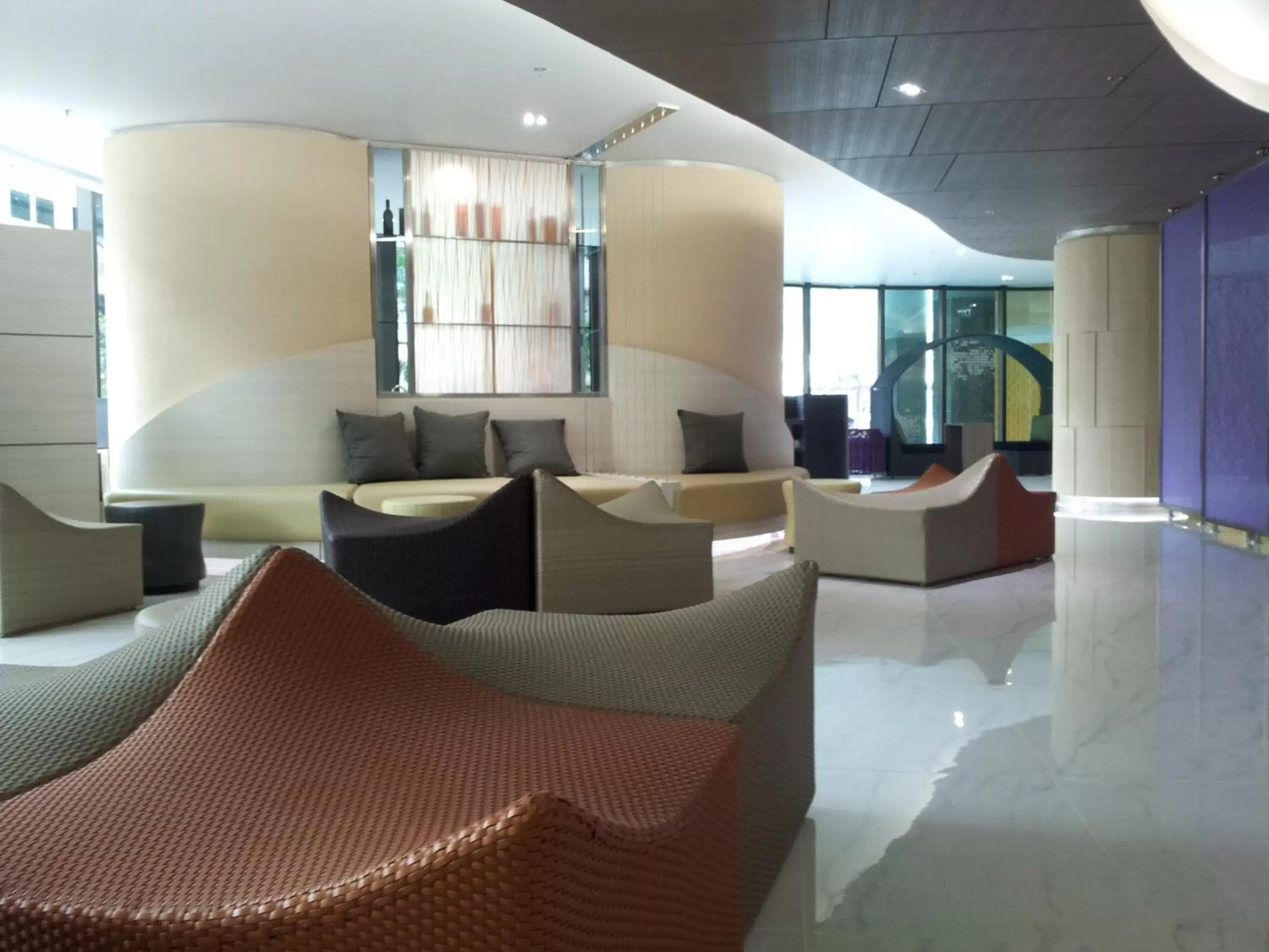 Lounge or bar, Seating Area in Pattaya Discovery Beach Hotel - SHA Extra Plus