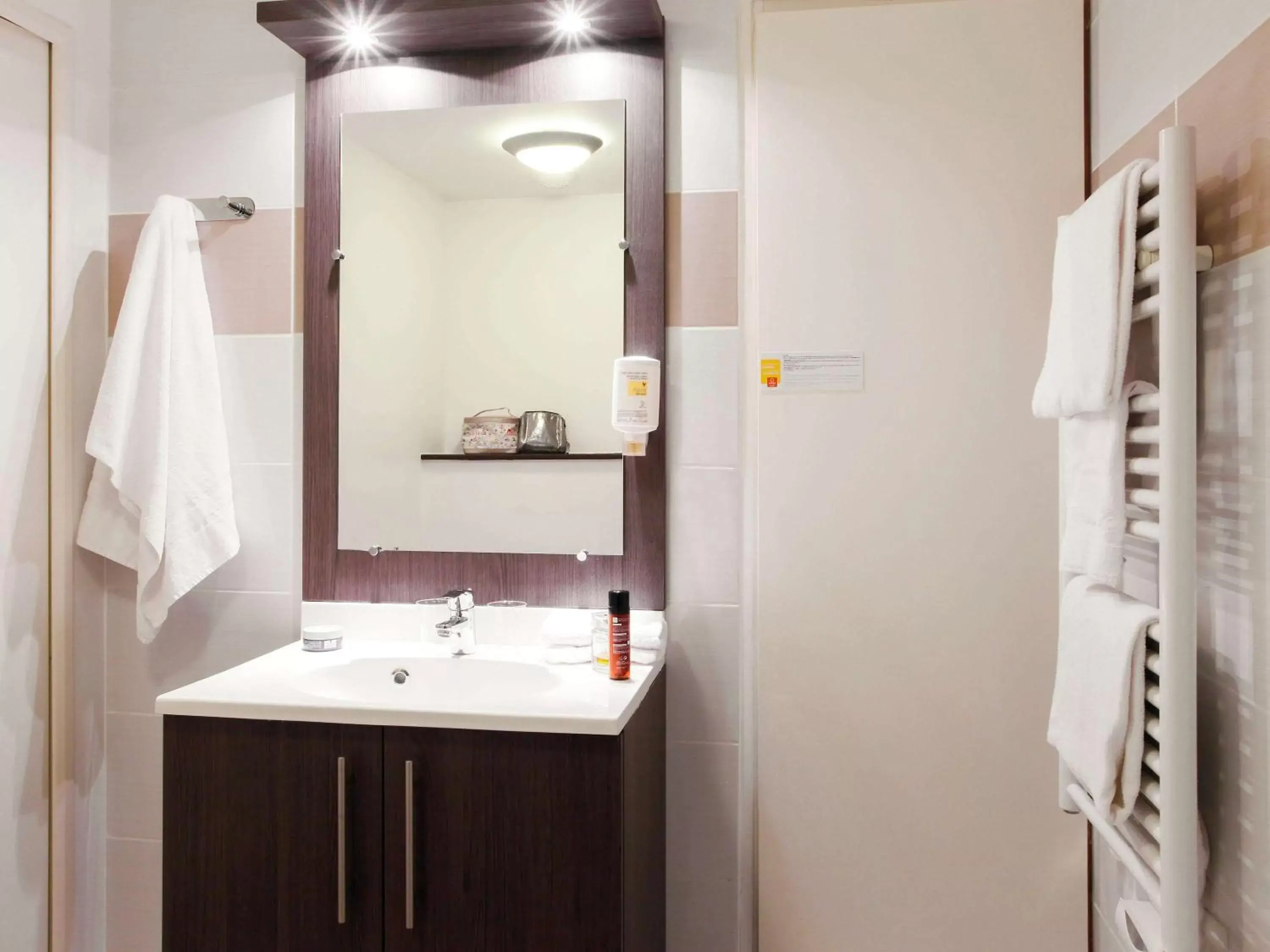 Photo of the whole room, Bathroom in Aparthotel Adagio Access Marseille Saint Charles