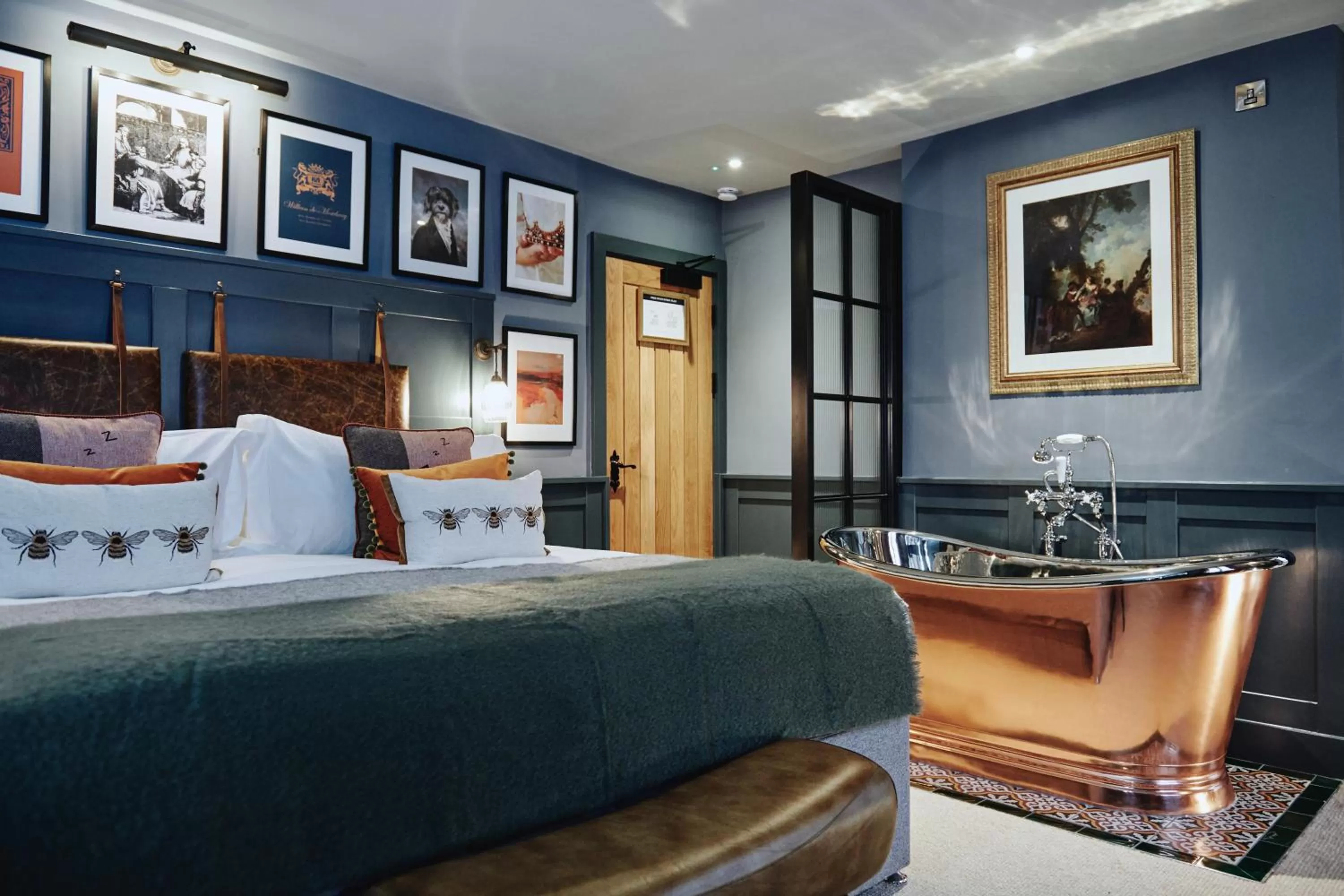 Photo of the whole room, Bed in Kings Arms - Egham-Windsor