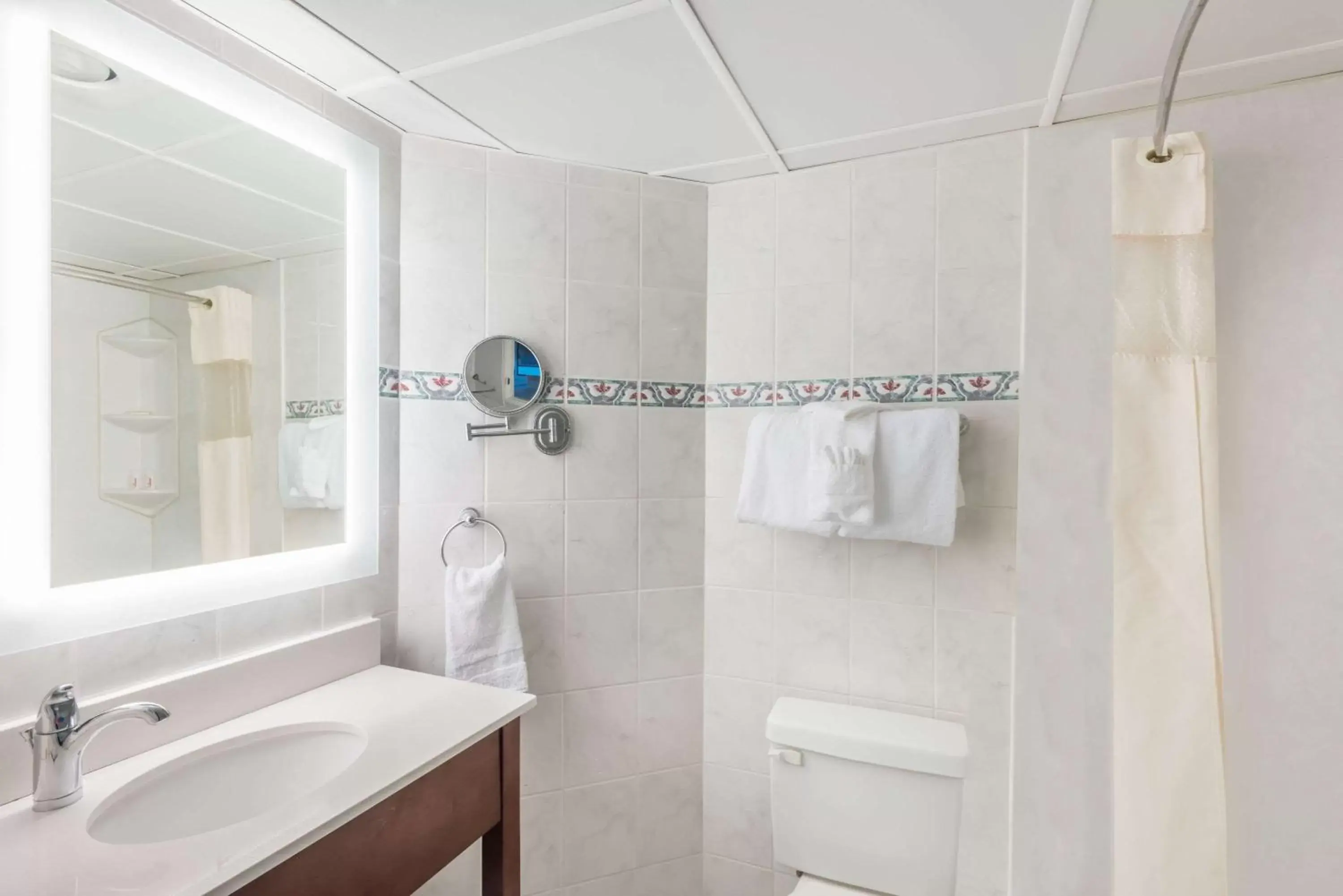 Bathroom in Howard Johnson Plaza by Wyndham Ocean City Oceanfront