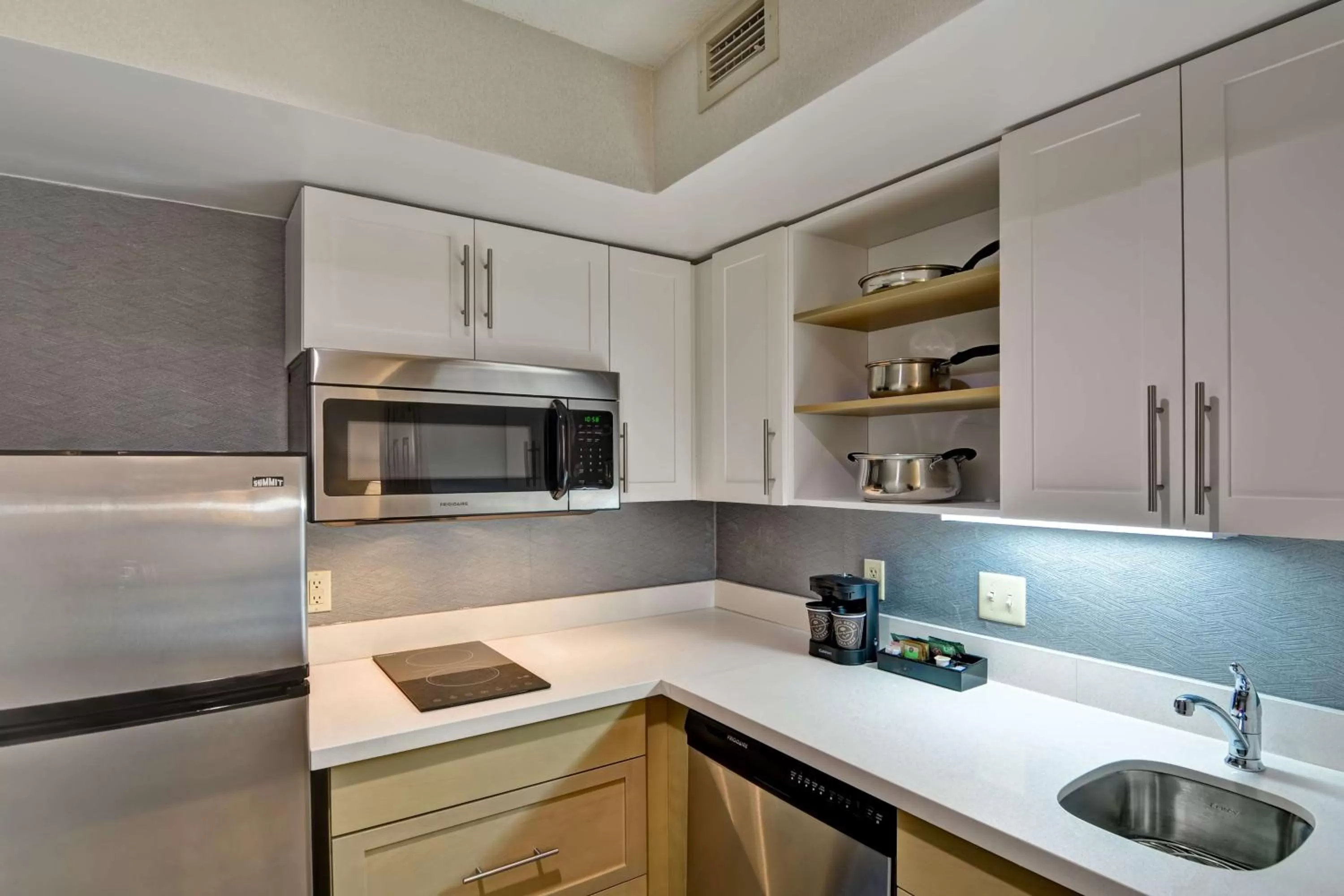 Kitchen or kitchenette in Homewood Suites by Hilton Windsor Locks Hartford