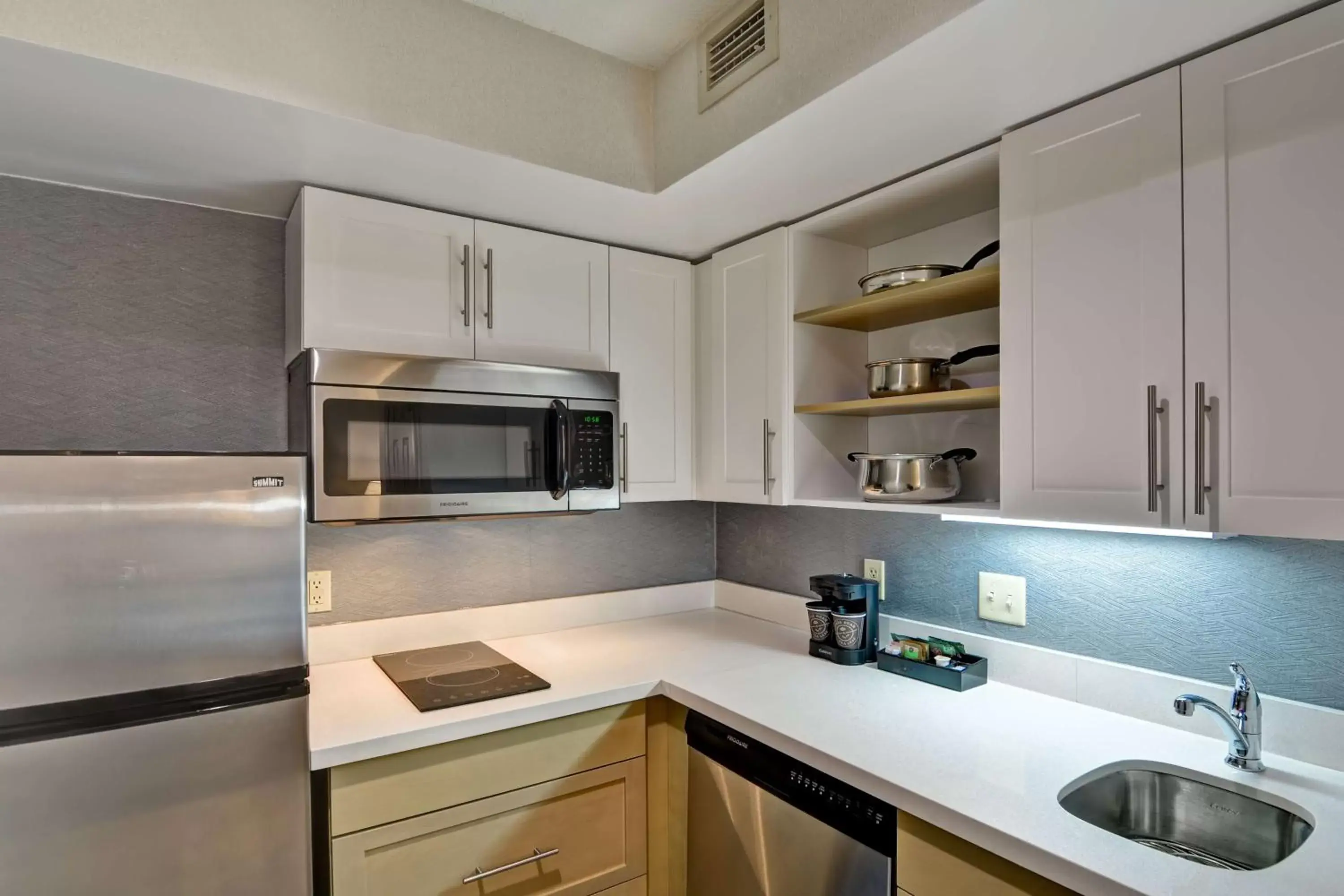 Kitchen or kitchenette, Kitchen/Kitchenette in Homewood Suites Hartford/Windsor Locks
