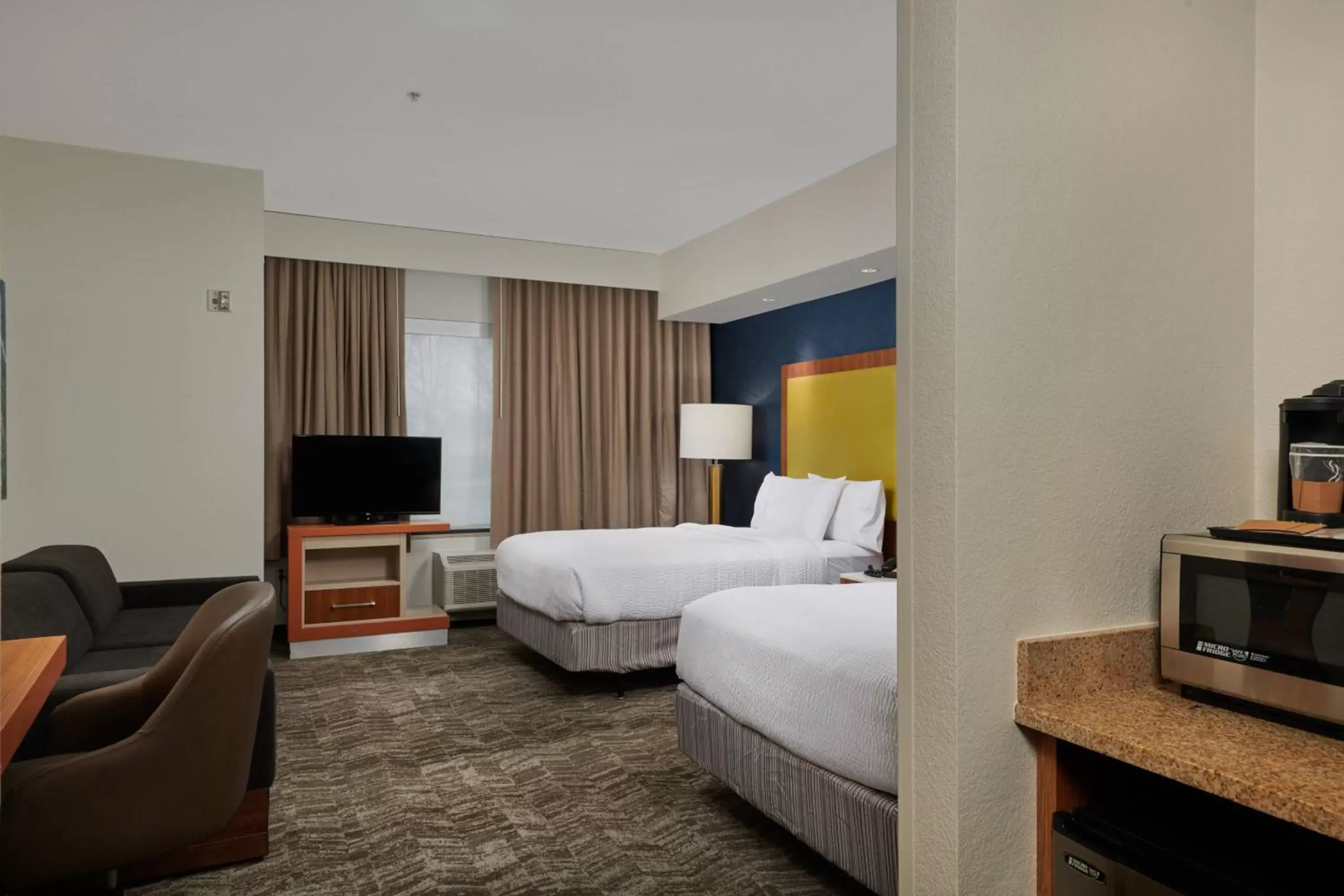 Bedroom, TV/Entertainment Center in SpringHill Suites by Marriott Baton Rouge North / Airport