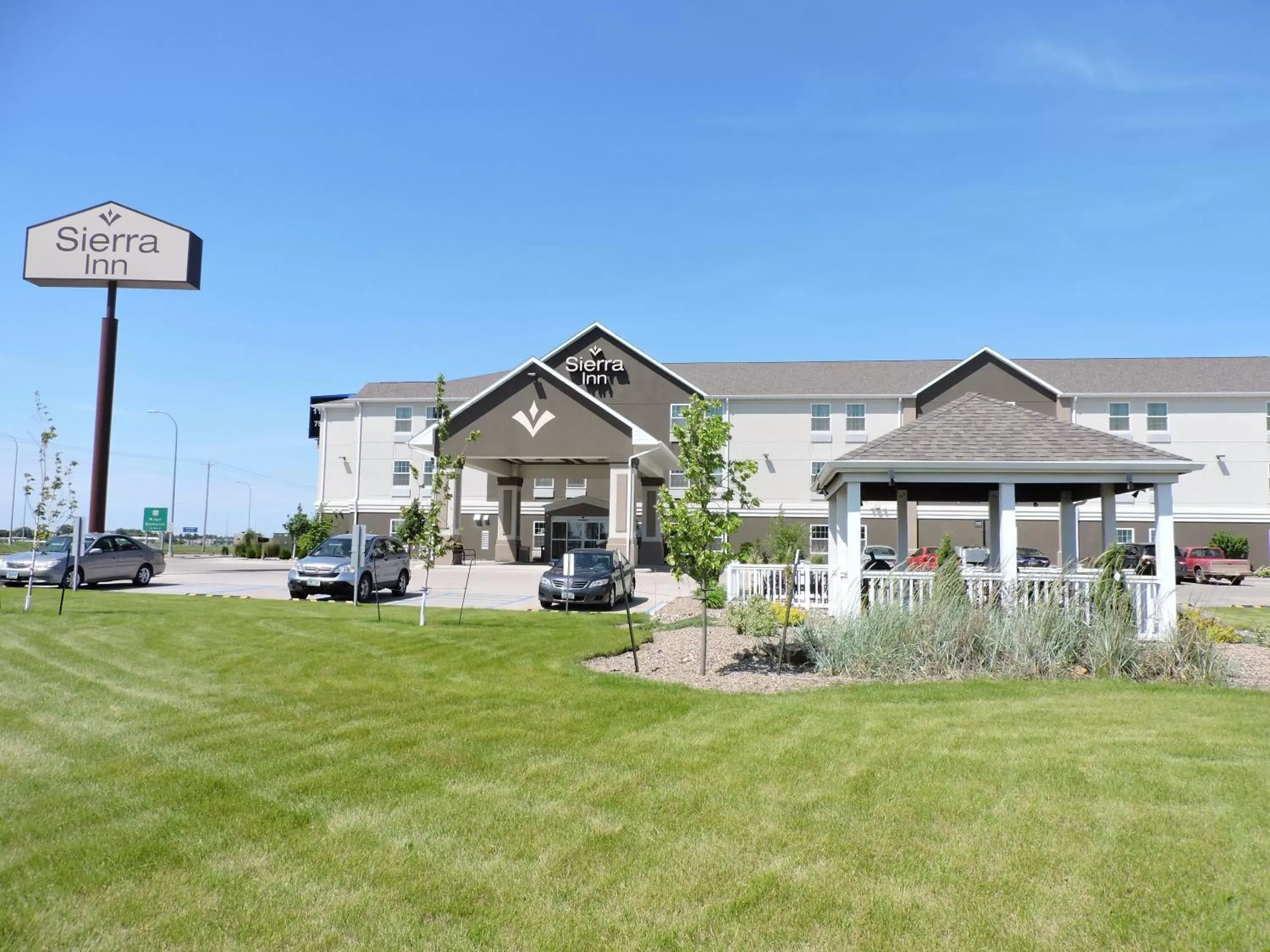 Facade/entrance, Property Building in Sierra Inn Minot