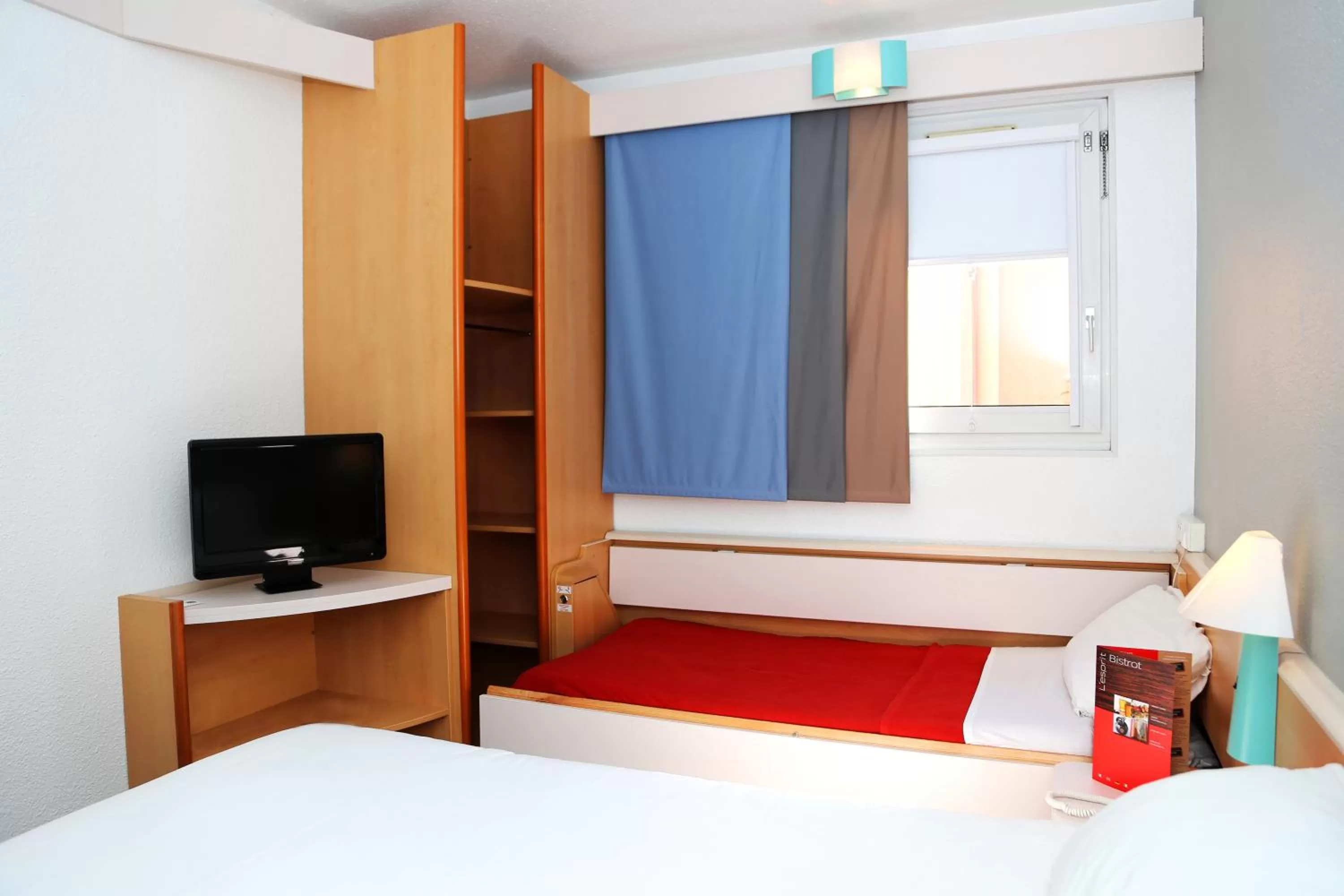 Photo of the whole room, Bed in ibis Orange Centre