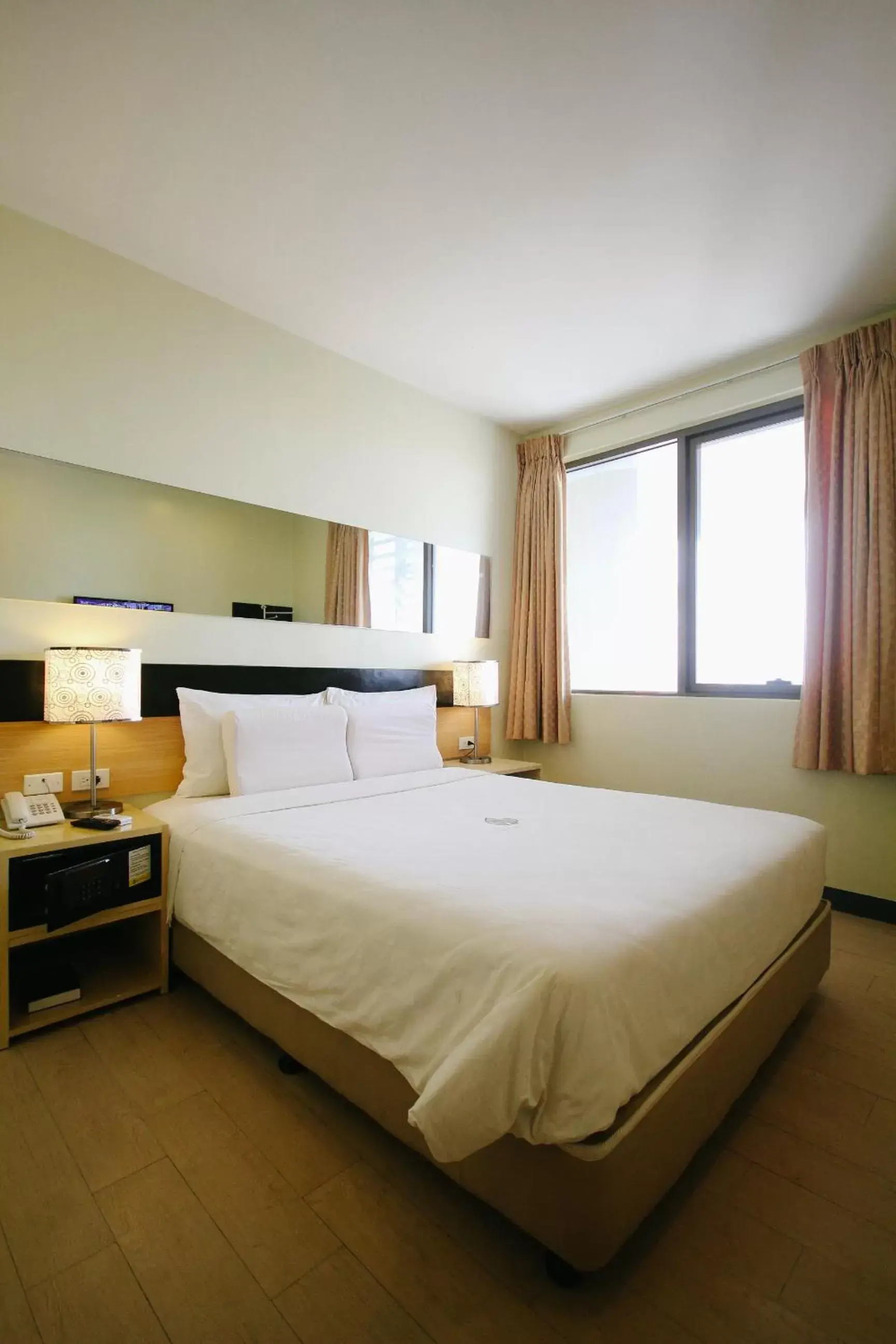 Day, Bed in Go Hotels Iloilo