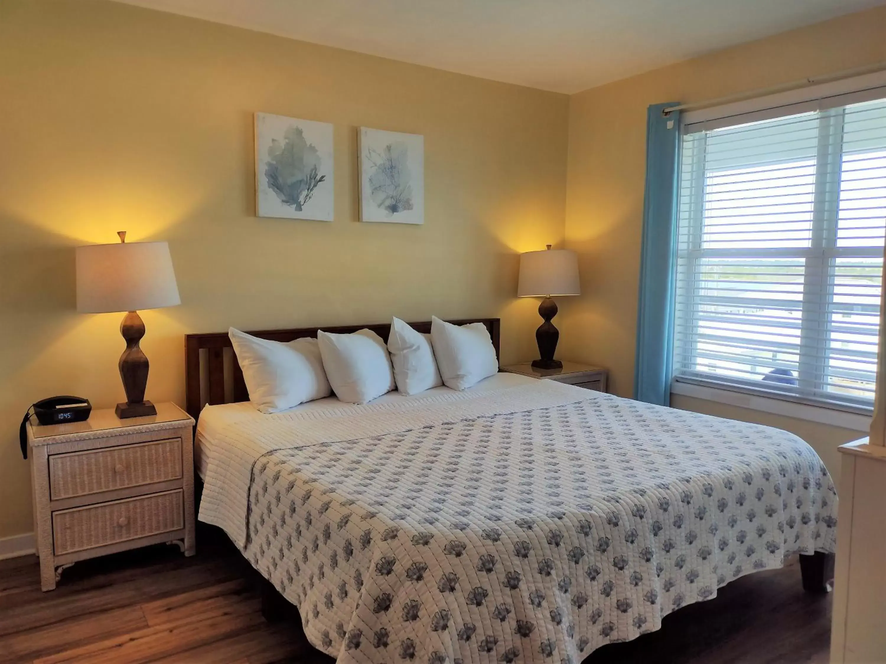 Bedroom, Bed in Sandpeddler Inn and Suites