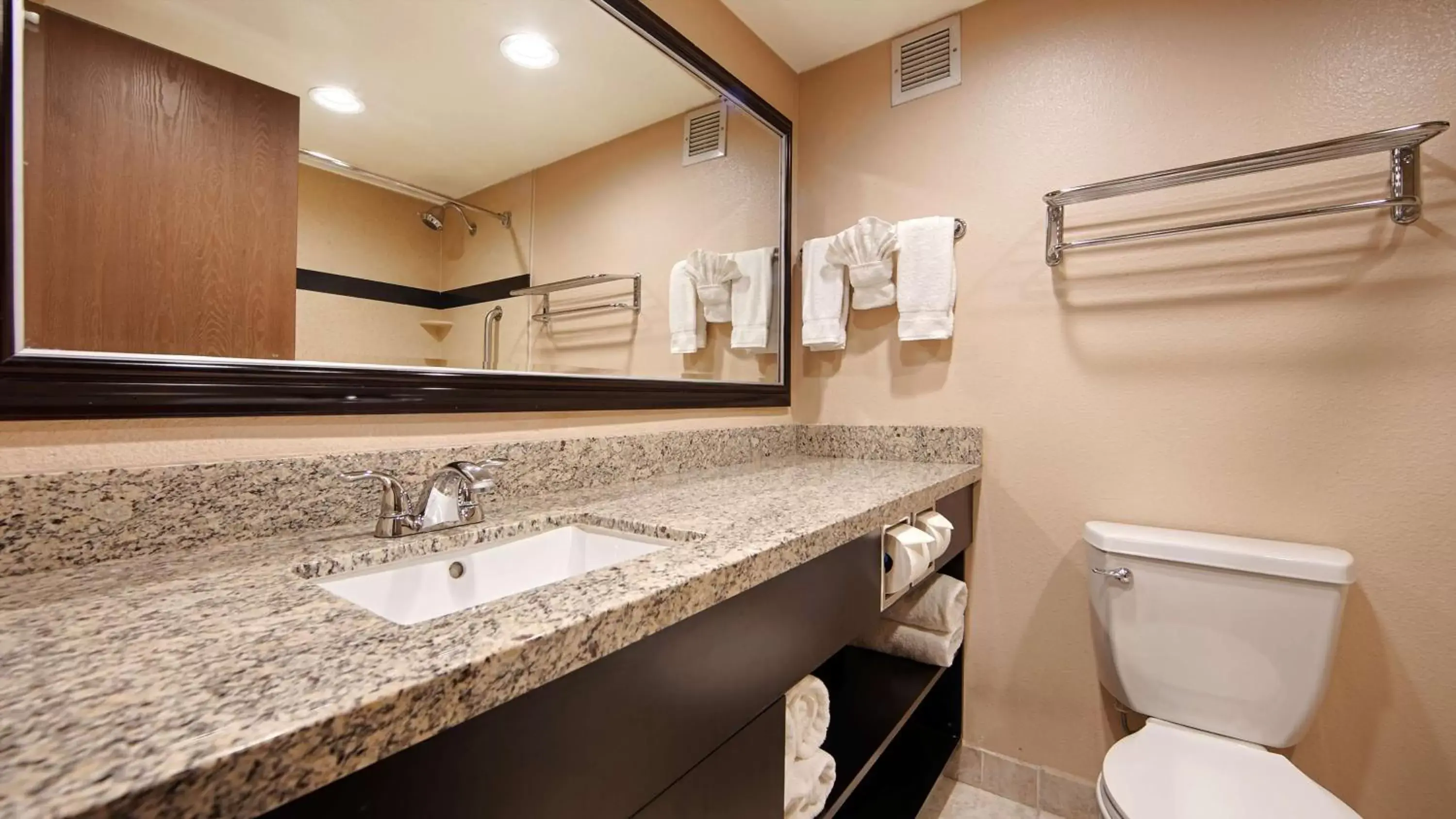 Bathroom in Best Western Plus Heritage Inn Ontario Rancho Cucamonga