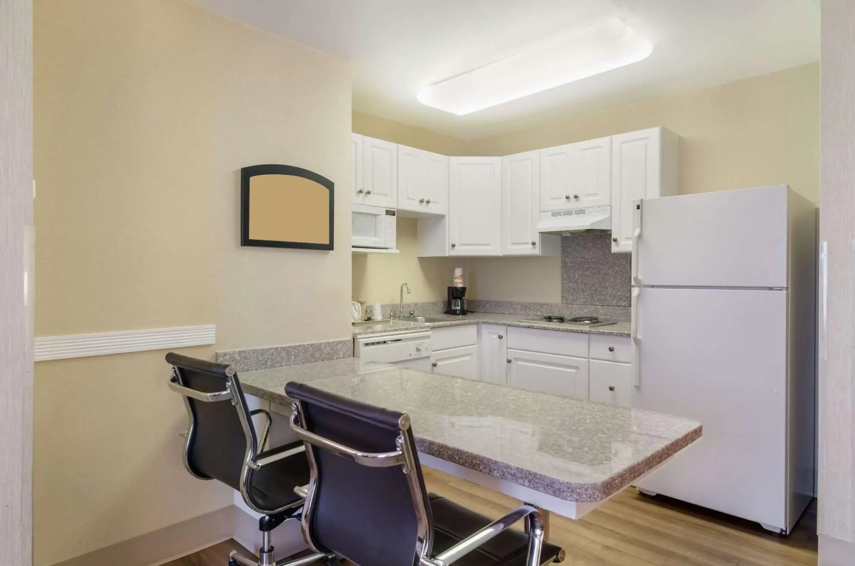 Bedroom, Kitchen/Kitchenette in MainStay Suites Airport