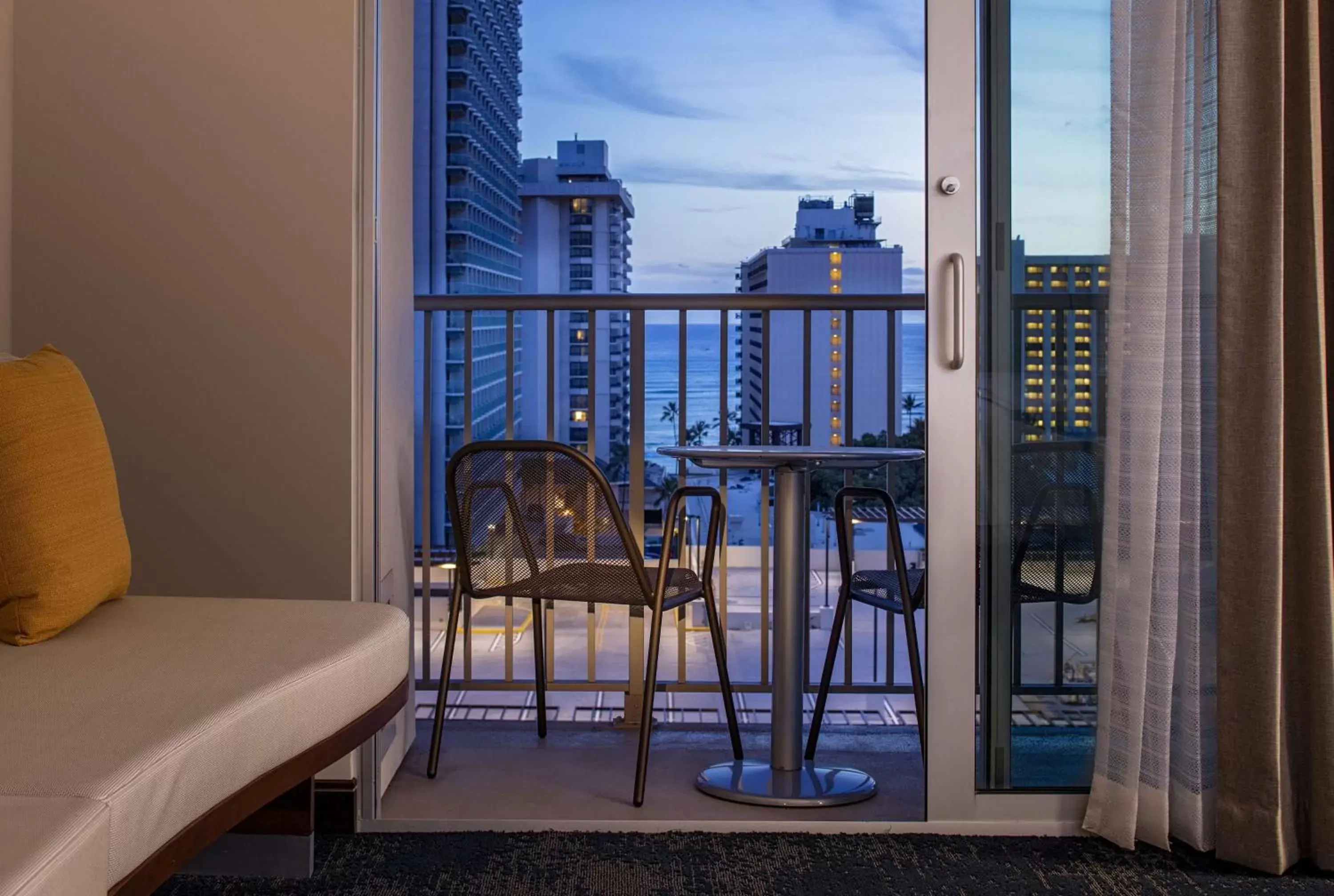 Living room in Hilton Garden Inn Waikiki Beach