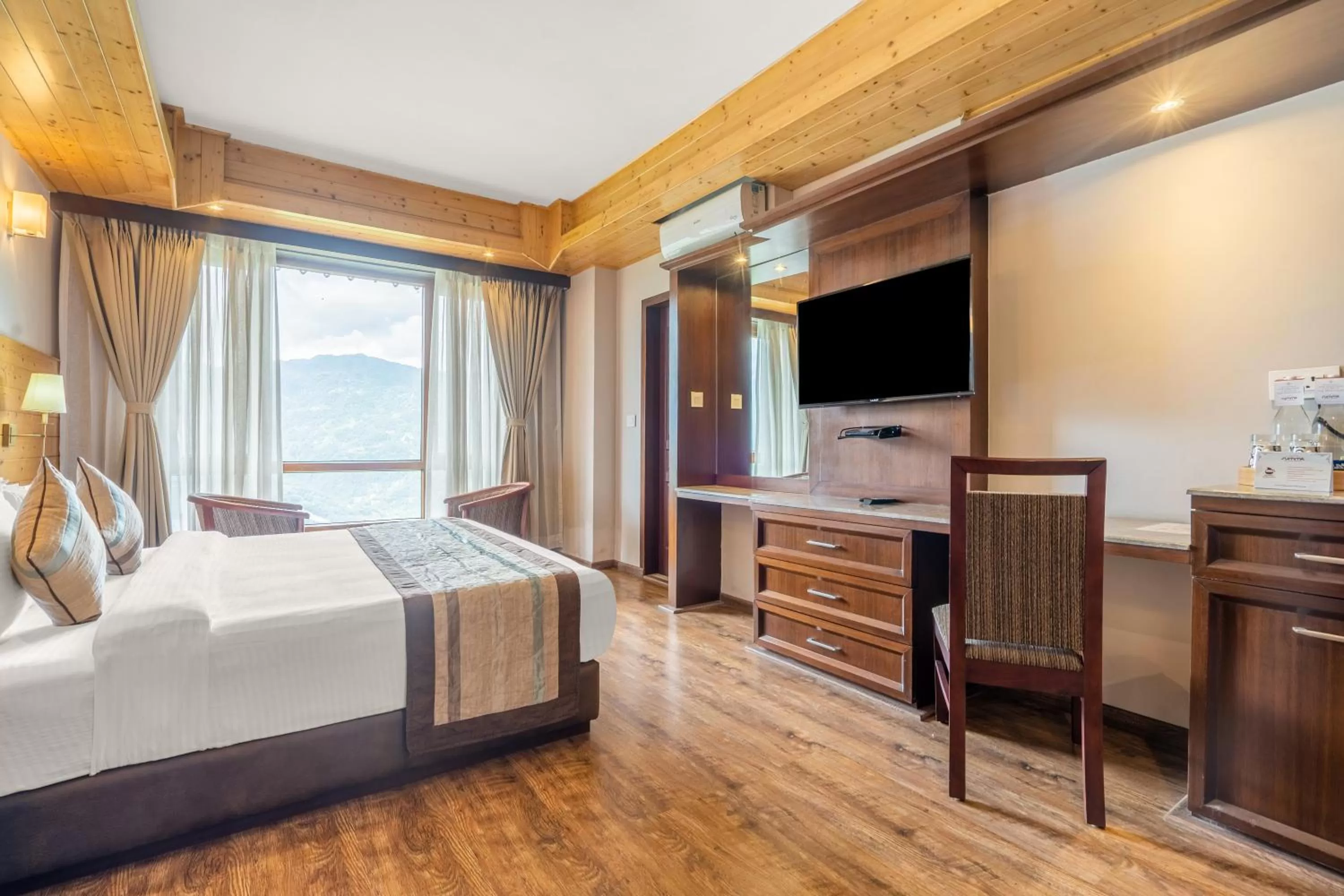 Bed in Summit Alpine Abode Hotel