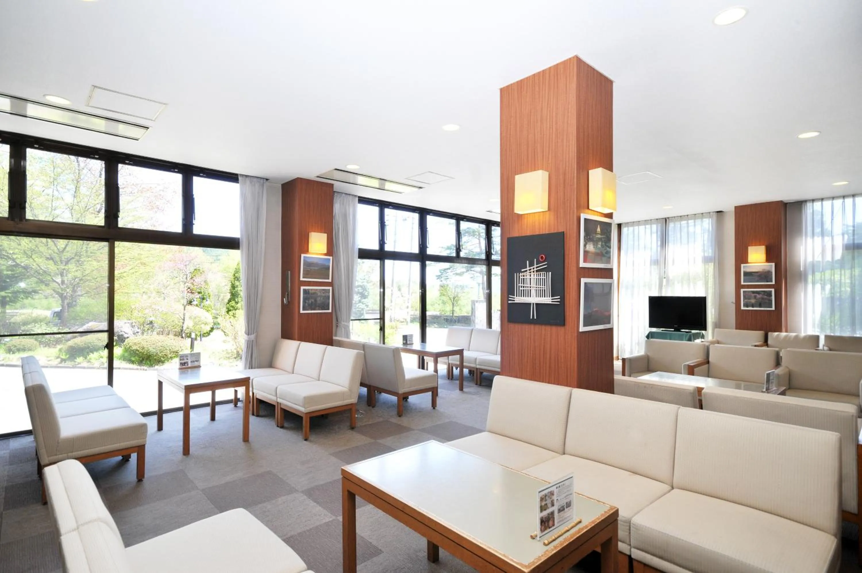 Communal lounge/ TV room in Kurobe Kanko Hotel