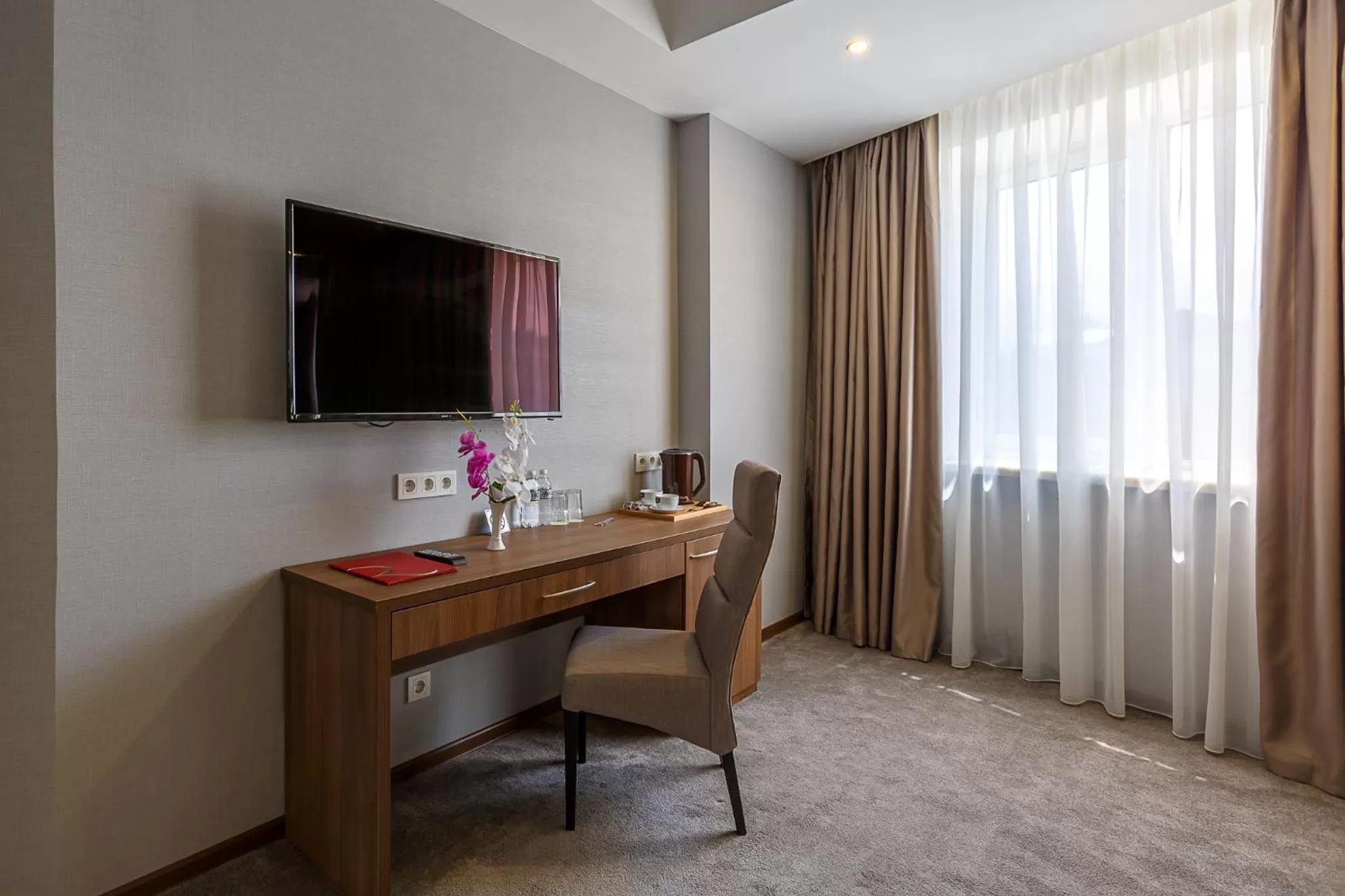 Communal lounge/ TV room in Renion Hills Hotel