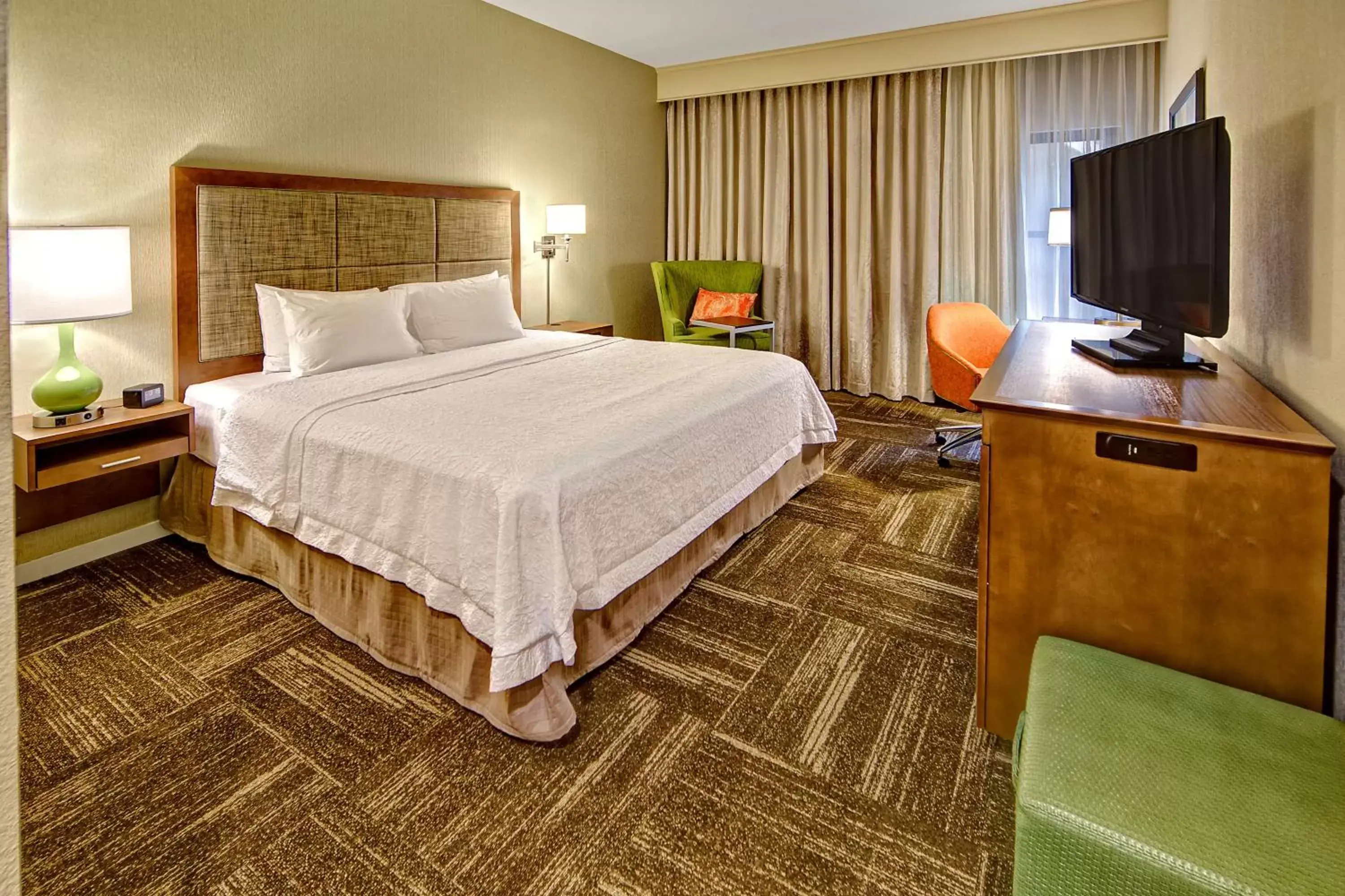 Bed in Hampton Inn and Suites Asheville Airport