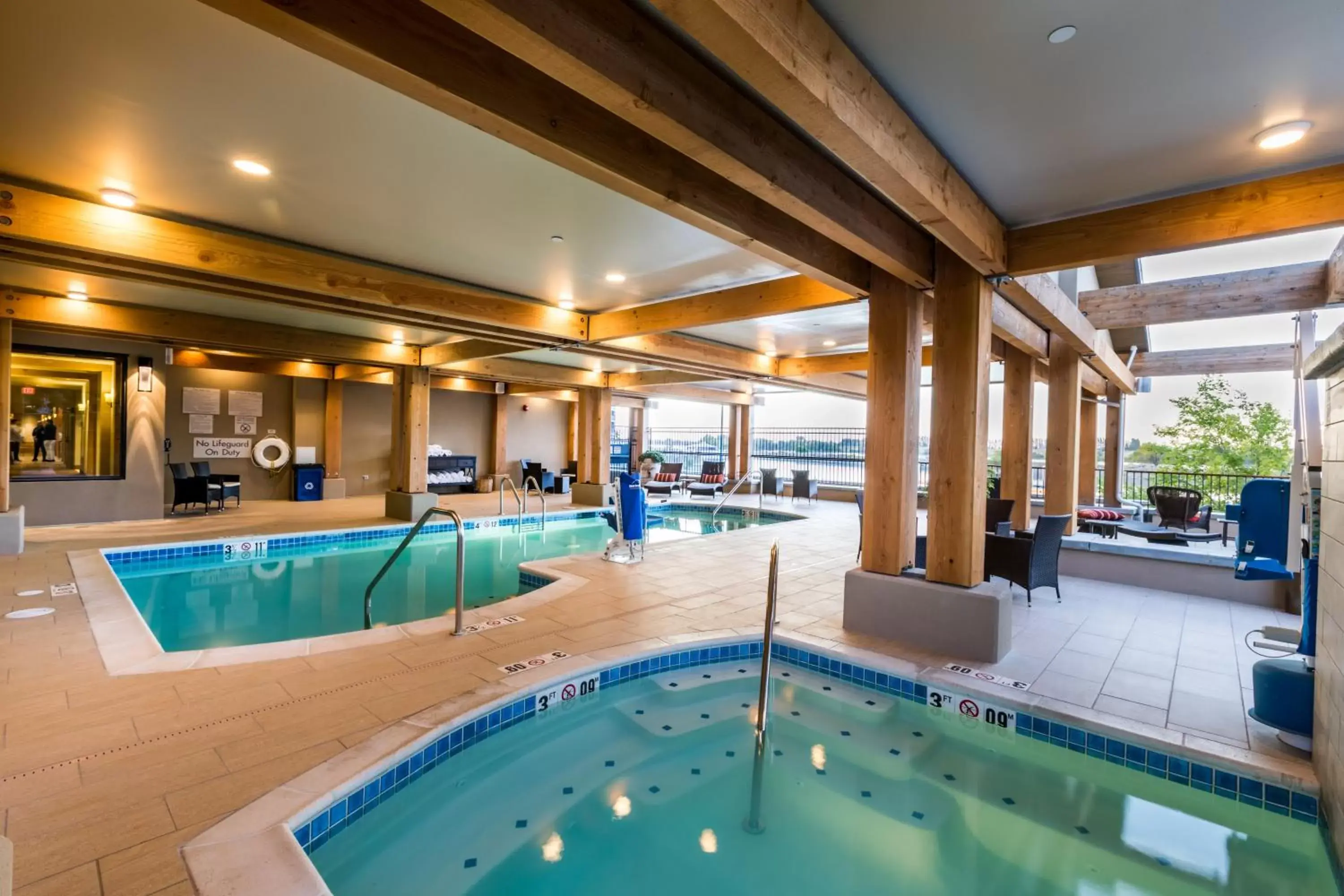 Hot Tub, Swimming Pool in The Lodge at Columbia Point