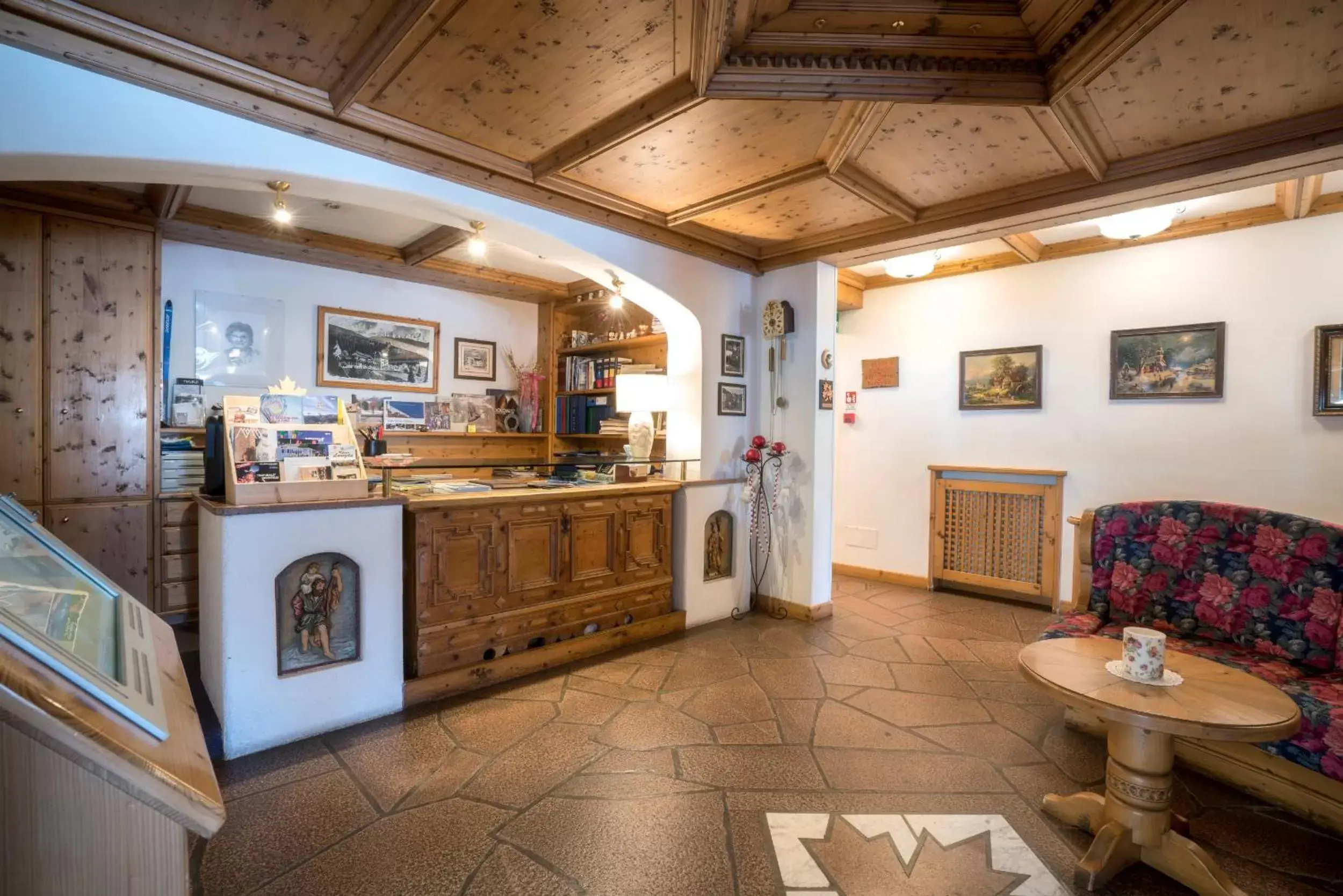 Lobby or reception, Kitchen/Kitchenette in Hotel Canada