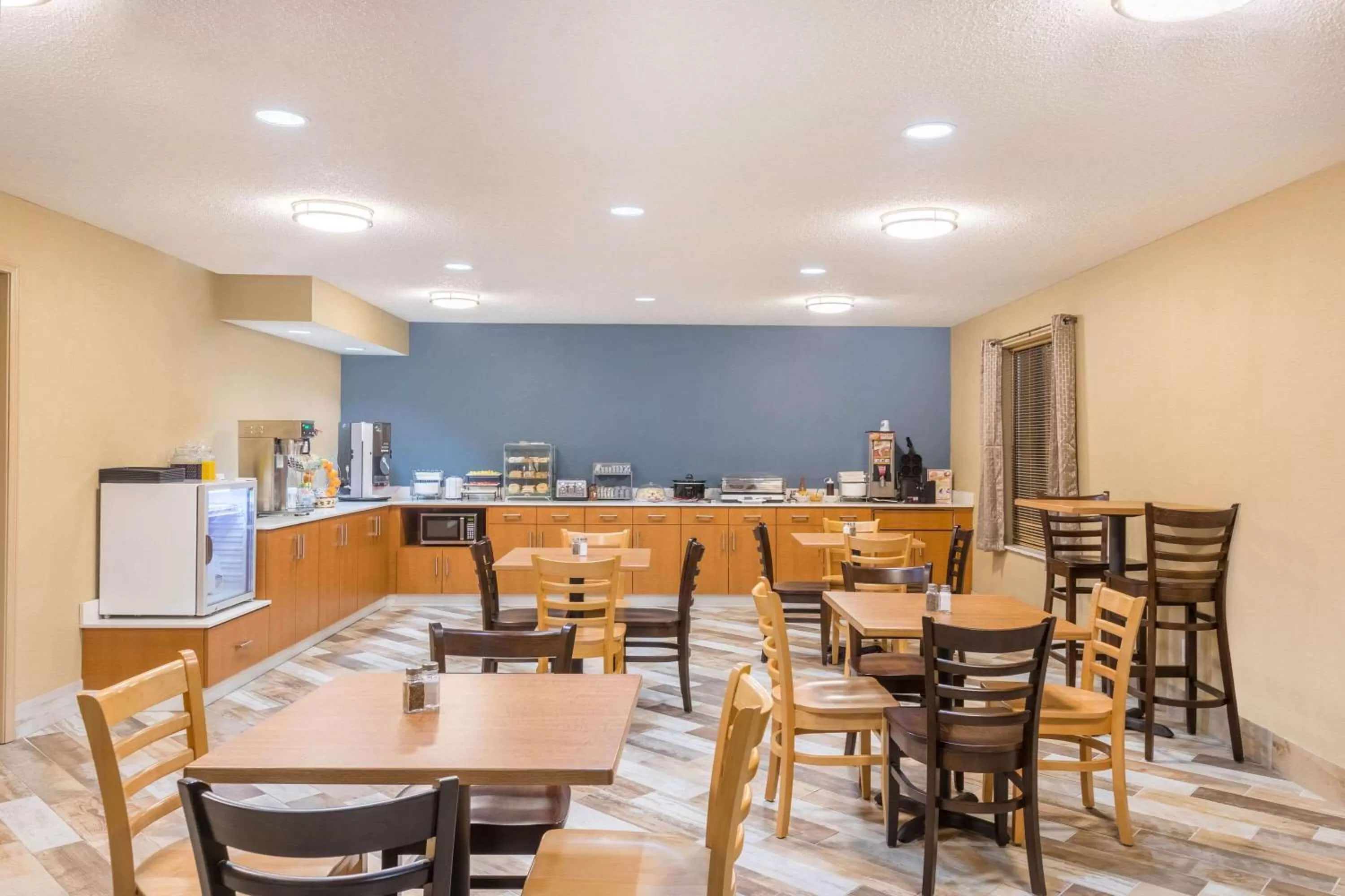 Restaurant/places to eat in AmericInn by Wyndham Prairie du Chien