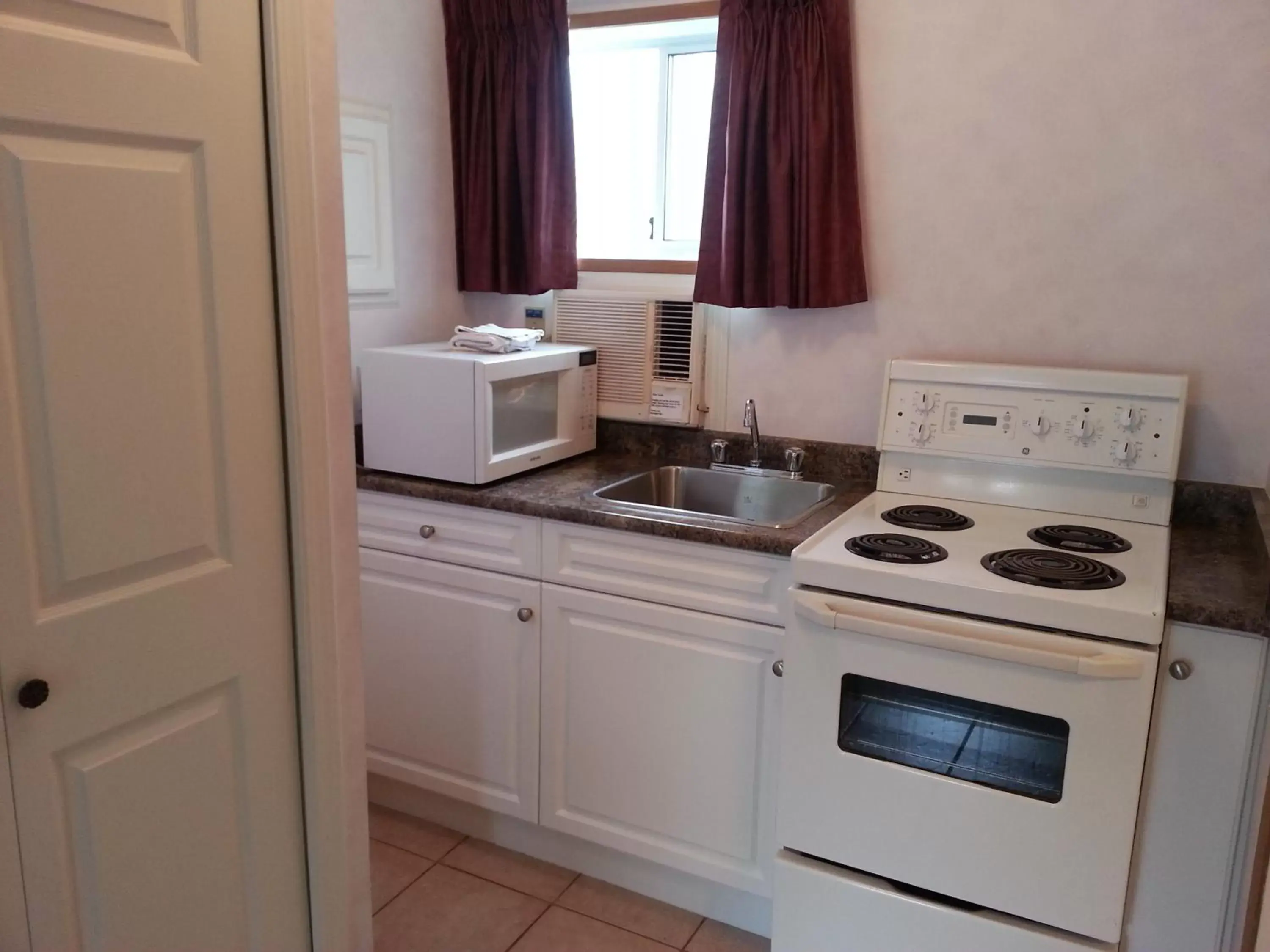 Day, Kitchen/Kitchenette in Heritage Inn