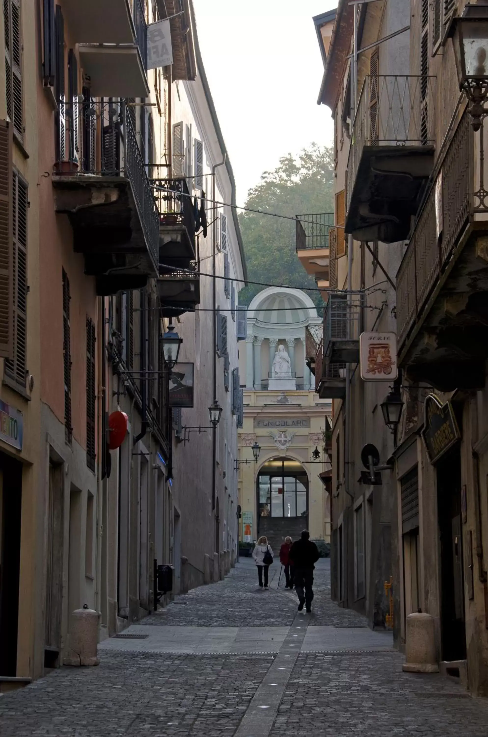 Neighbourhood, Neighborhood in Albergo dell'Academia