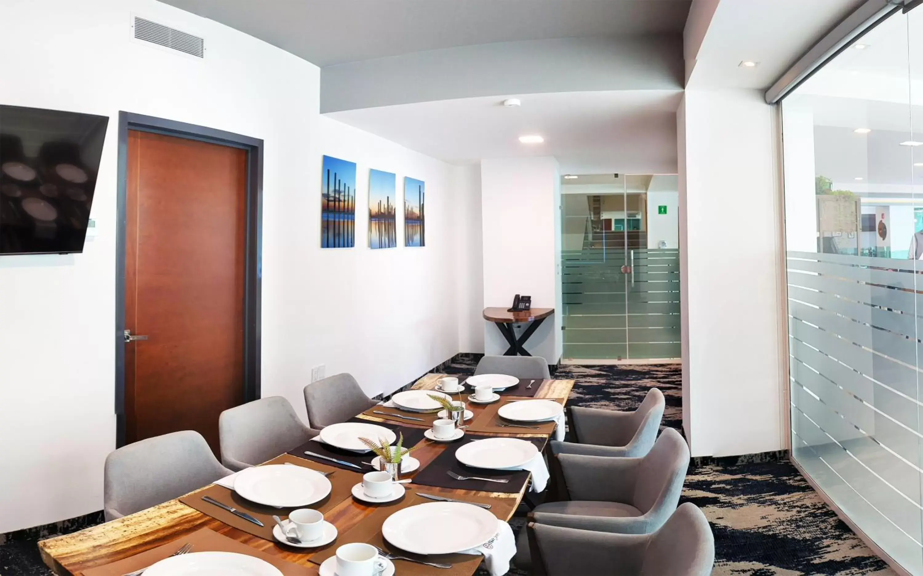 Meeting/conference room, Restaurant/Places to Eat in Hotel Fray Select