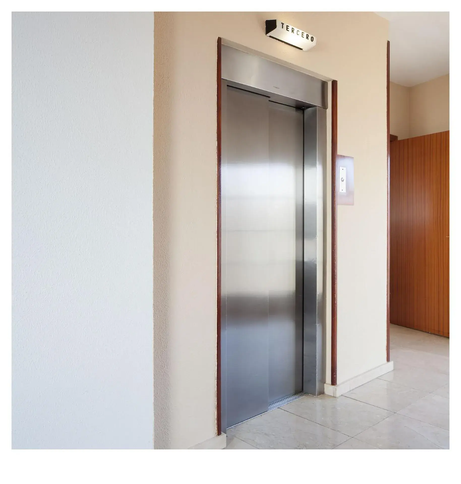 elevator in Hotel Ninays